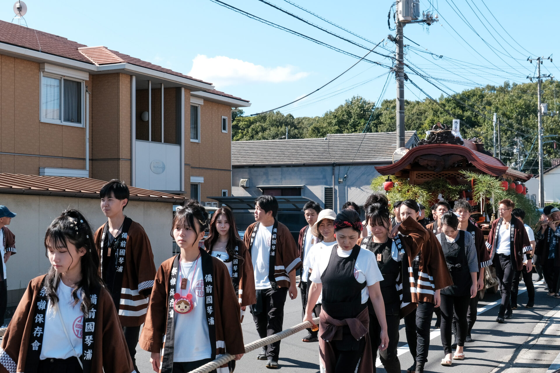 地区内を練り歩くだんじり