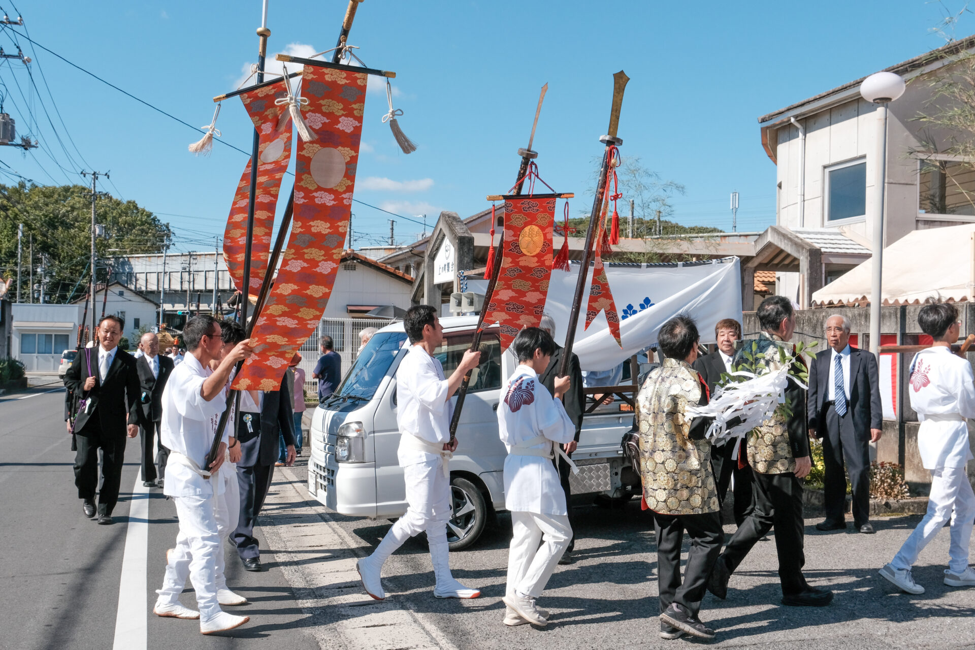 御神輿が集会所に入る