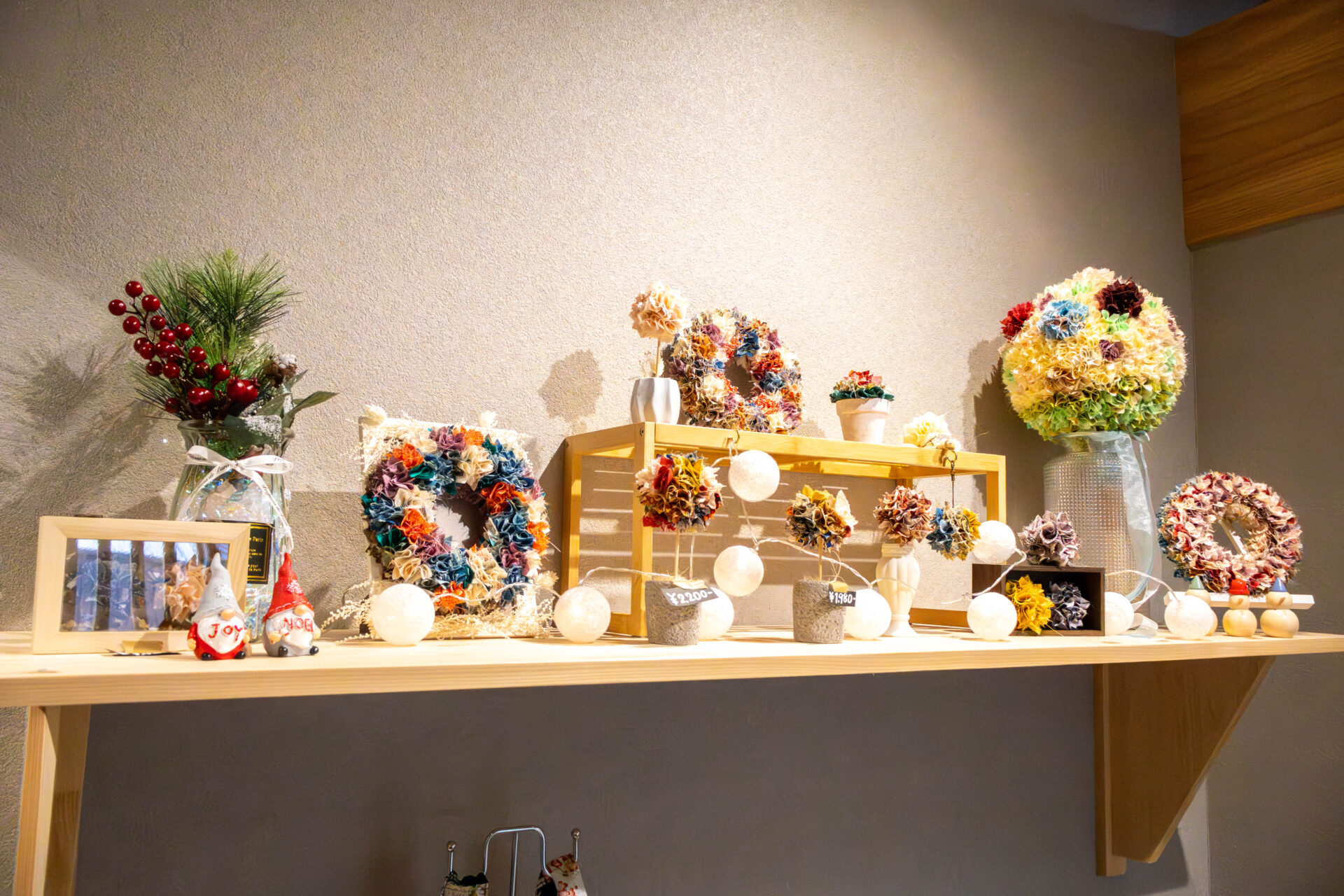 店内で販売されている着物はぎれの作品