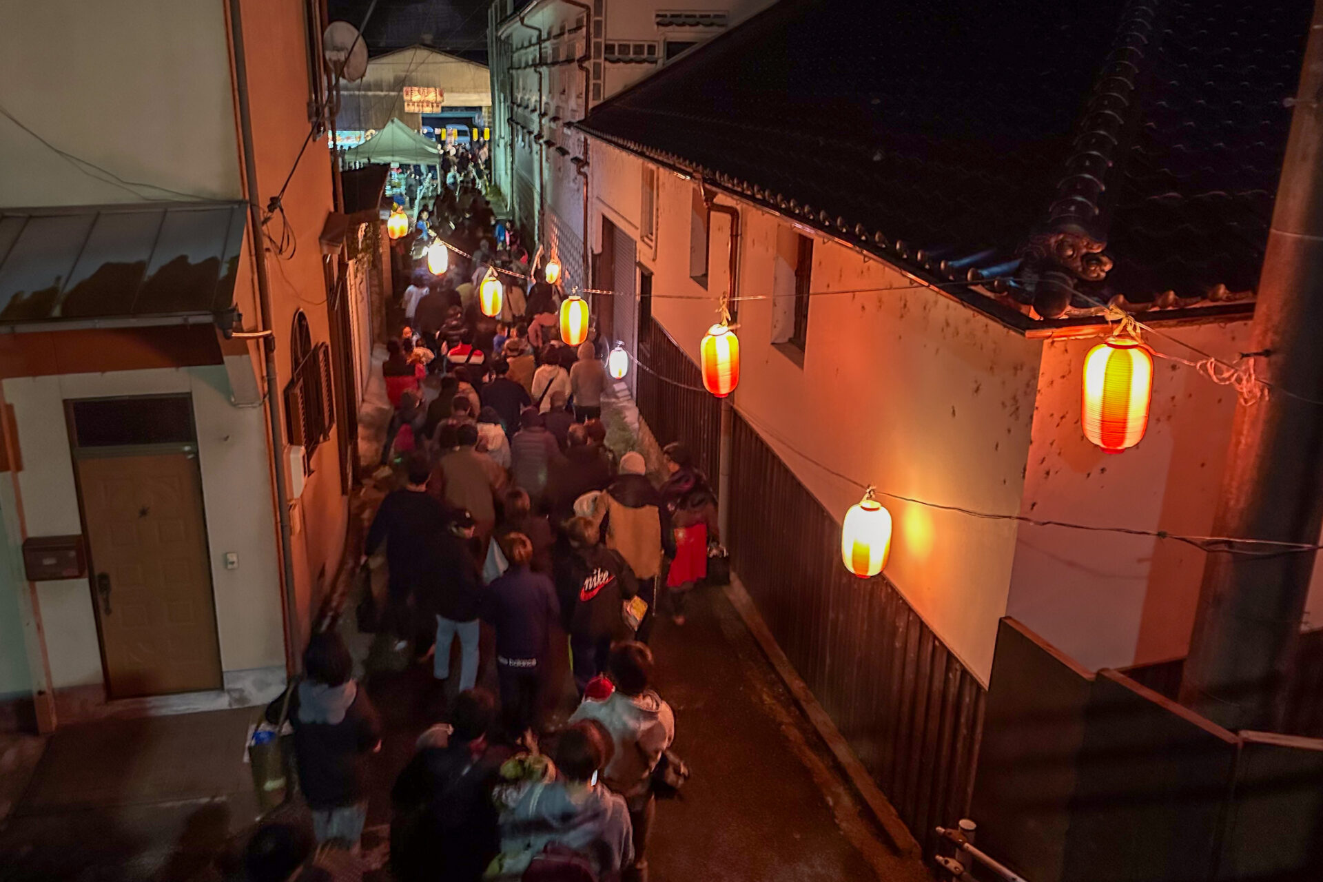 帰路につく人々