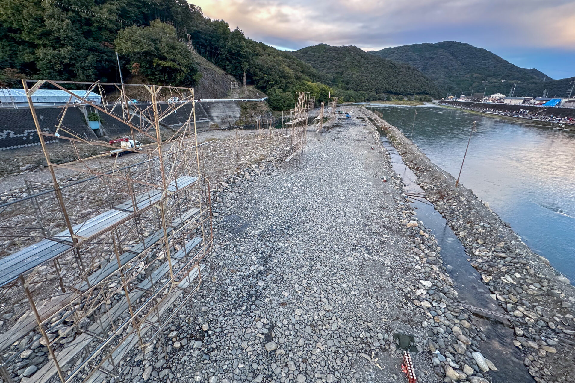 鶴見橋の上から見た花火打ち上げ場所と仕掛花火