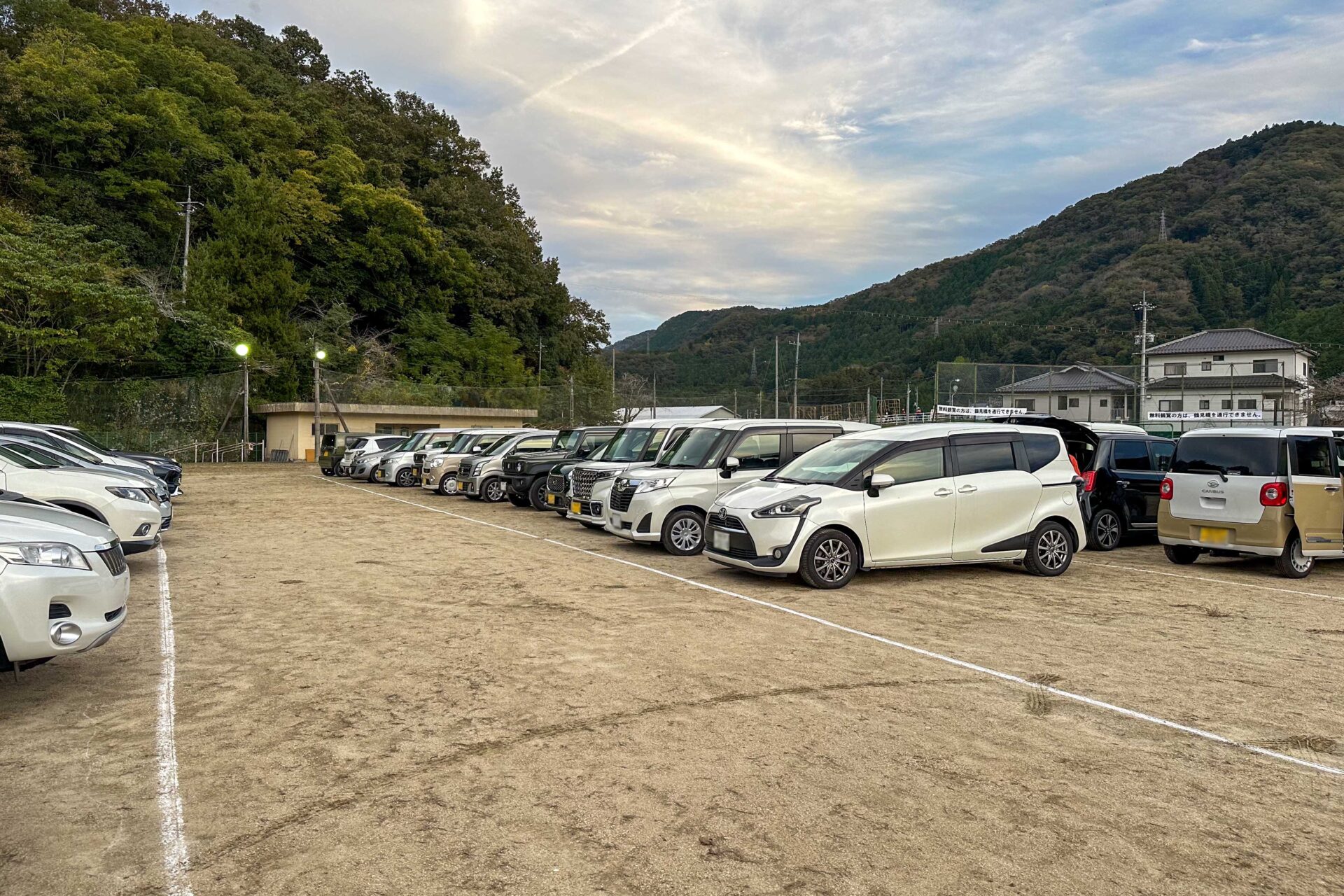 グラウンドに設けられた臨時駐車場
