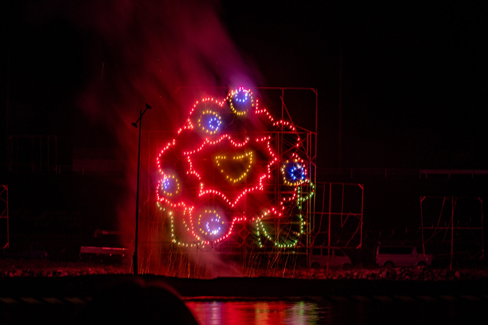 2025年大阪・関西万博のキャラクター「ミャクミャク」をかたどった仕掛花火