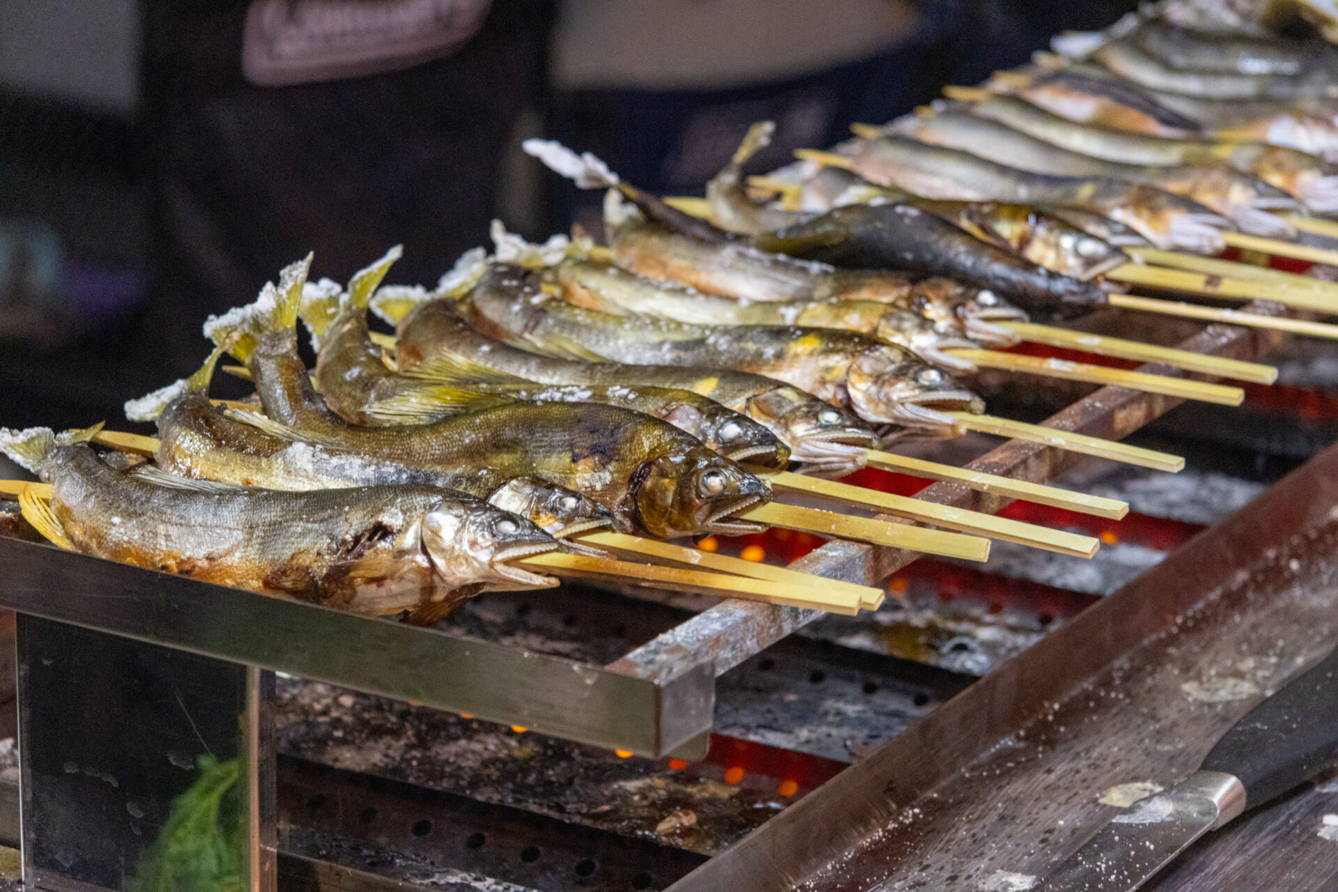 美味しそうに焼かれている鮎の塩焼き