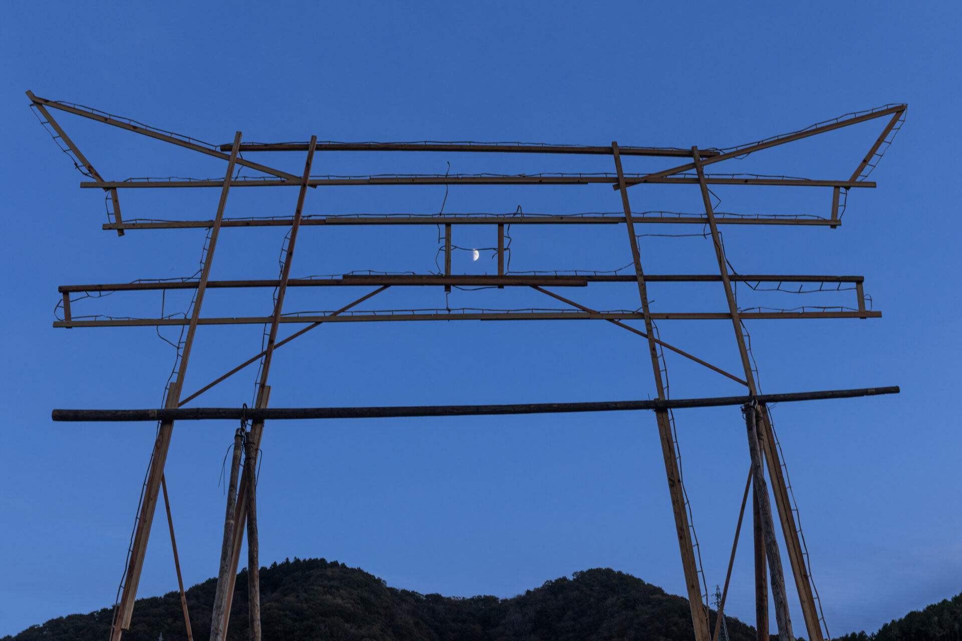 鶴見橋の上に作られた鳥居型の仕掛花火