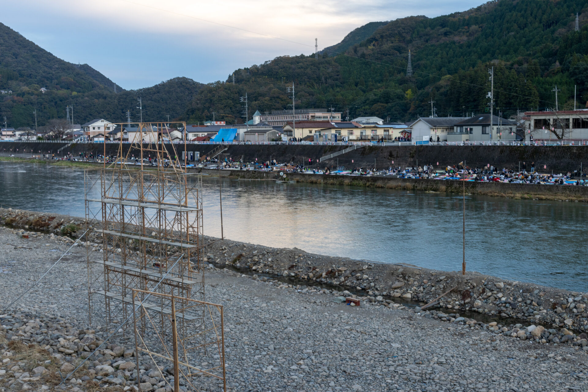 鶴見橋から観客席を望む