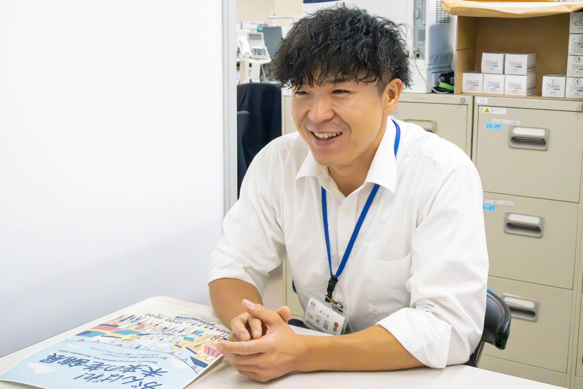 取材に答える片岡さん