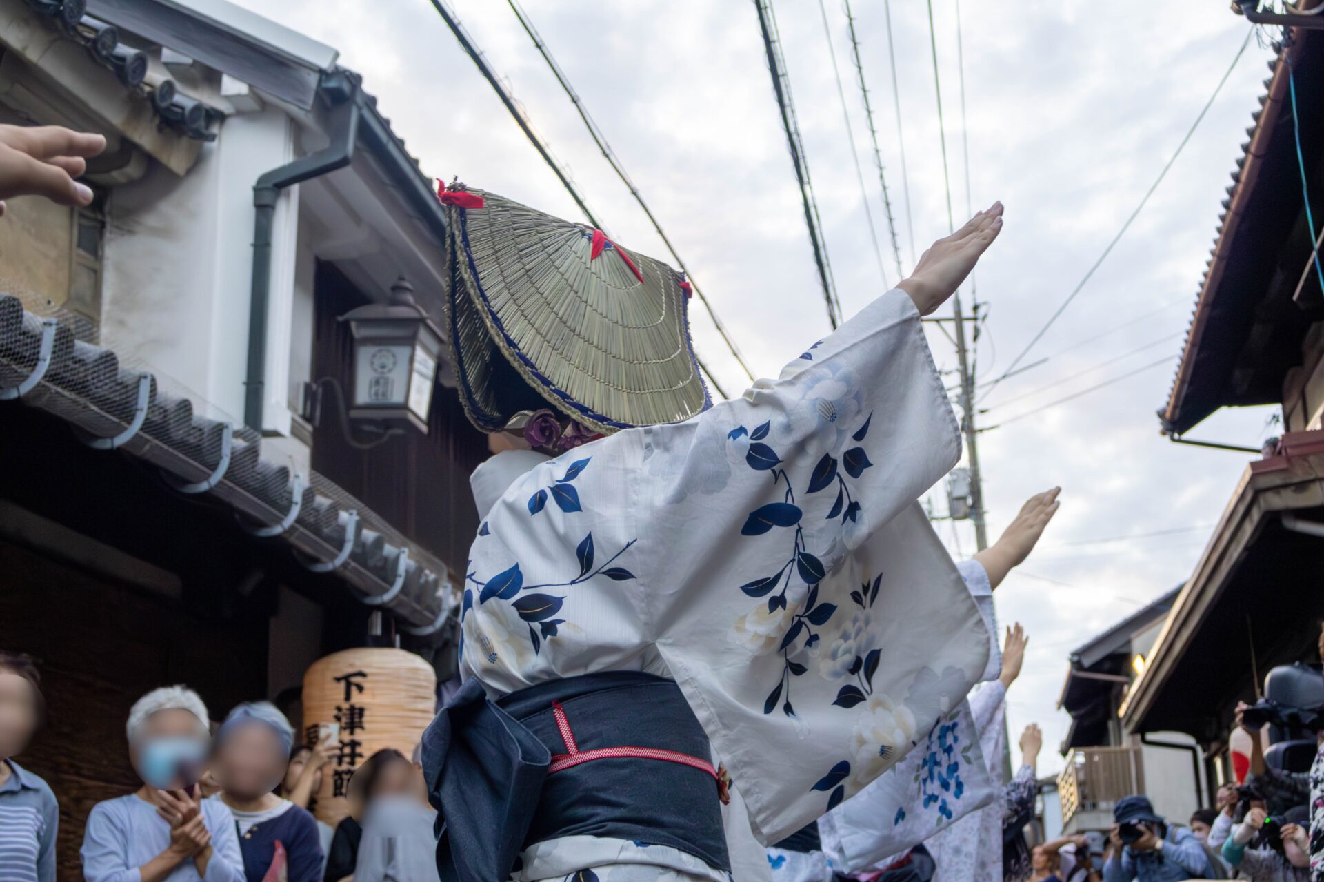 大勢の観客に見守られる踊り手
