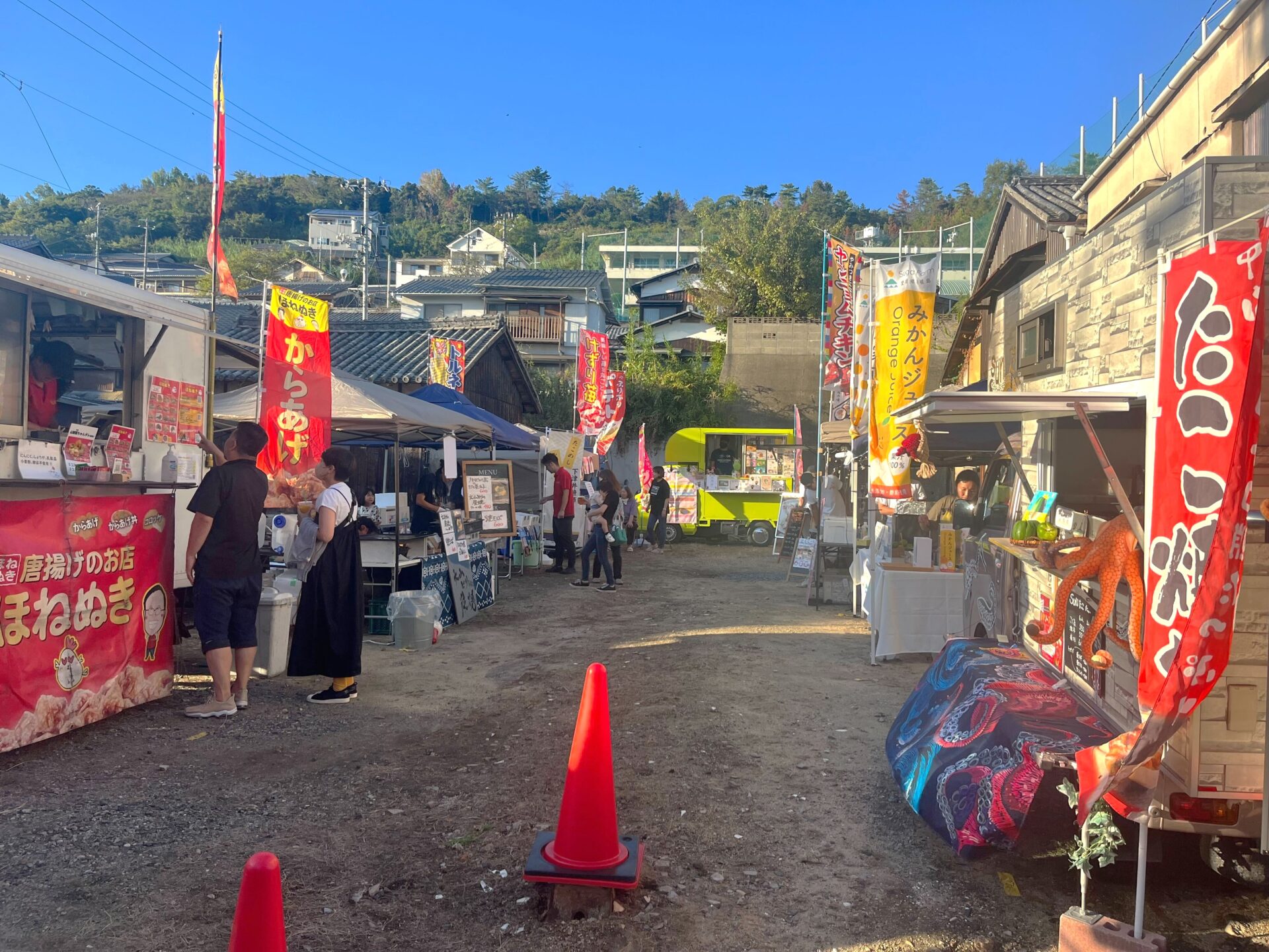 バラエティ豊かな出店が並ぶ