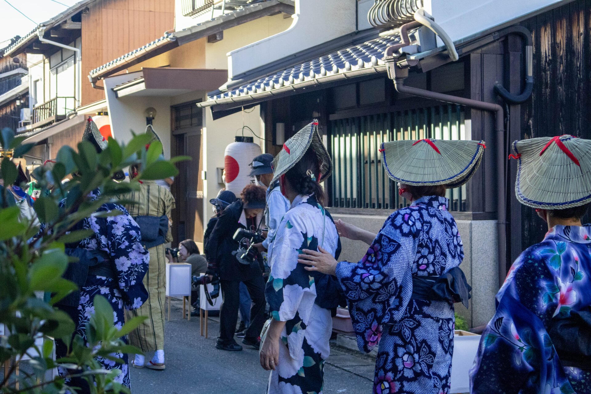 笠をかぶる踊り手たち