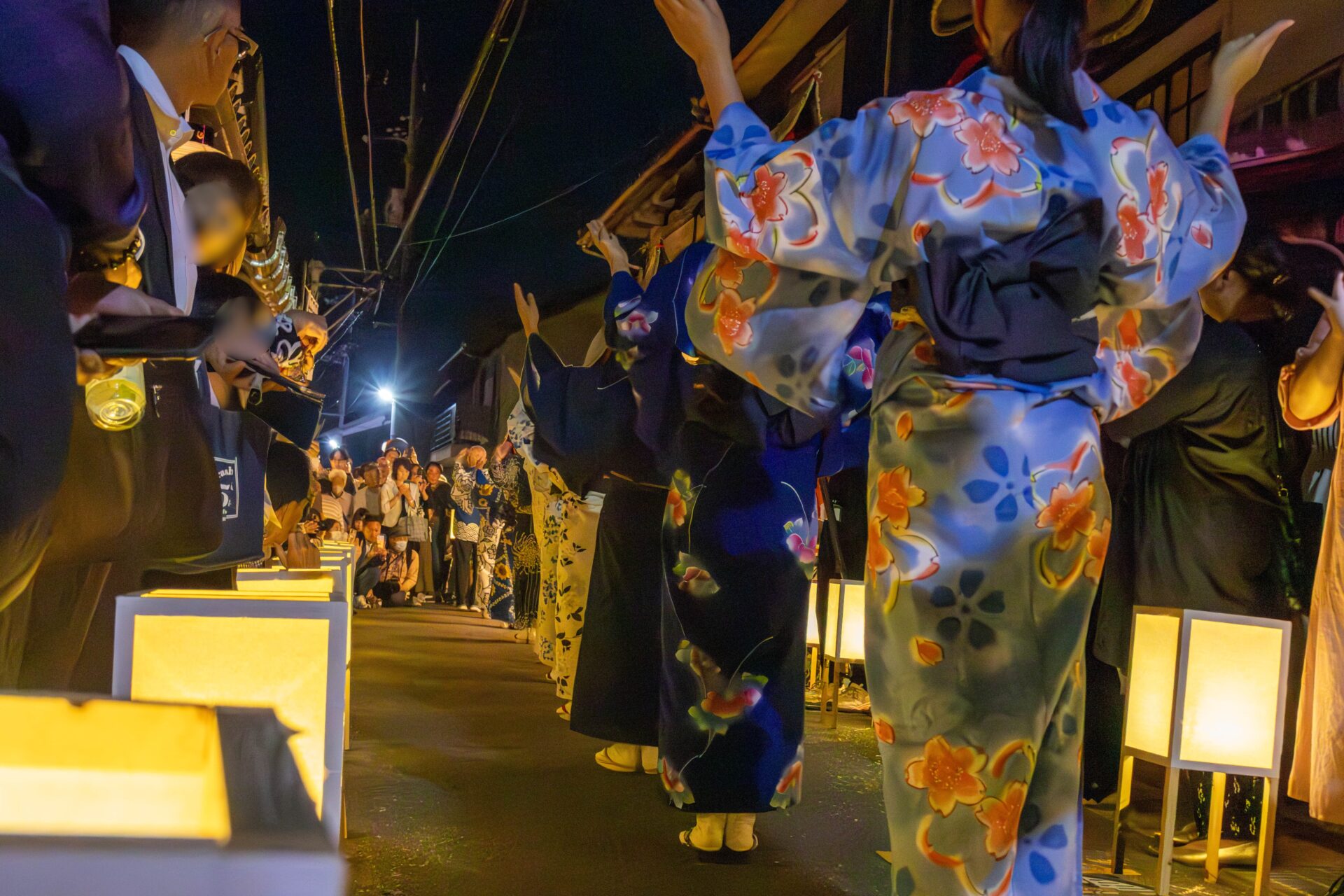 行燈に包まれる踊り手
