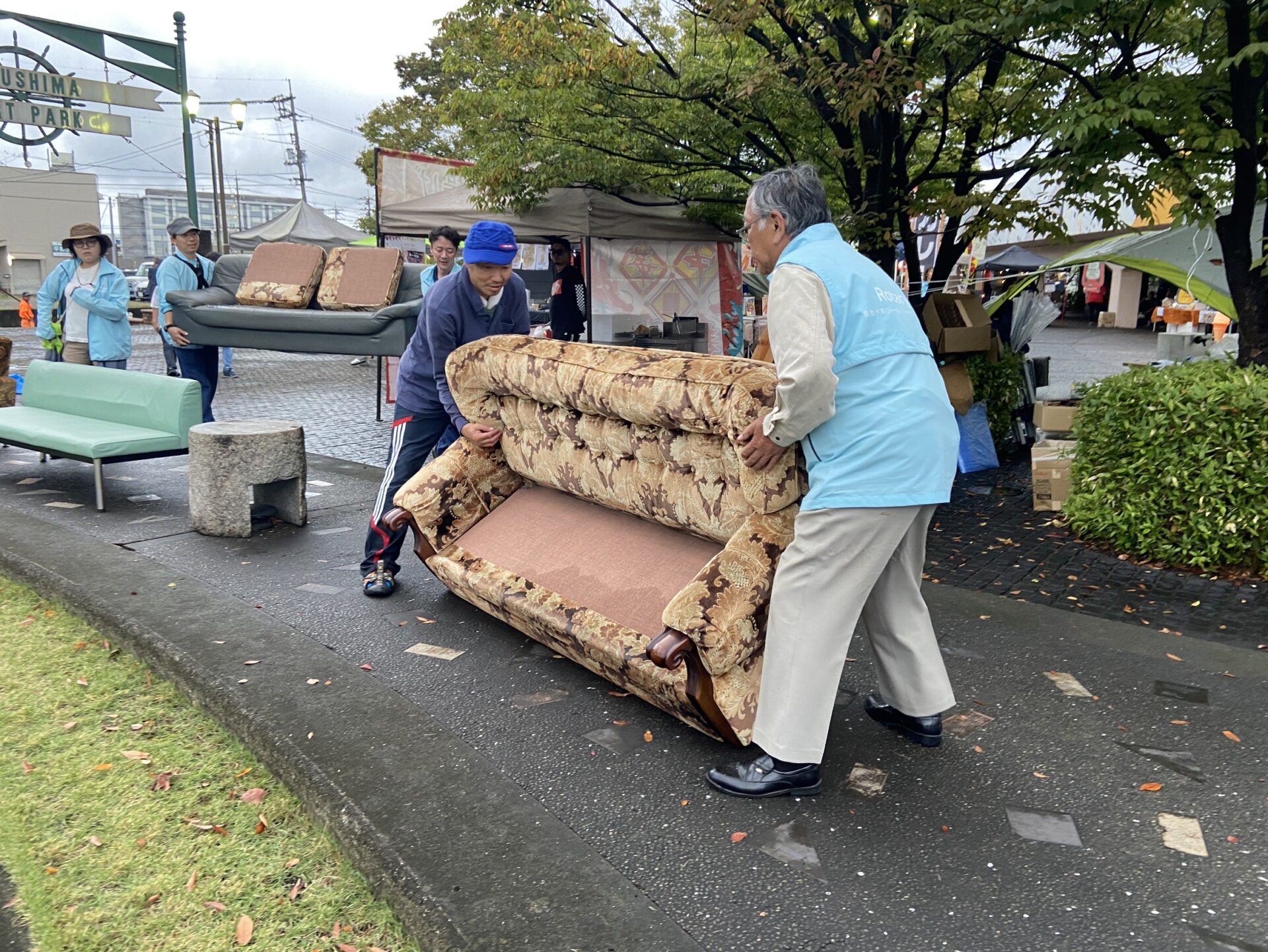 ソファを並べるスタッフ