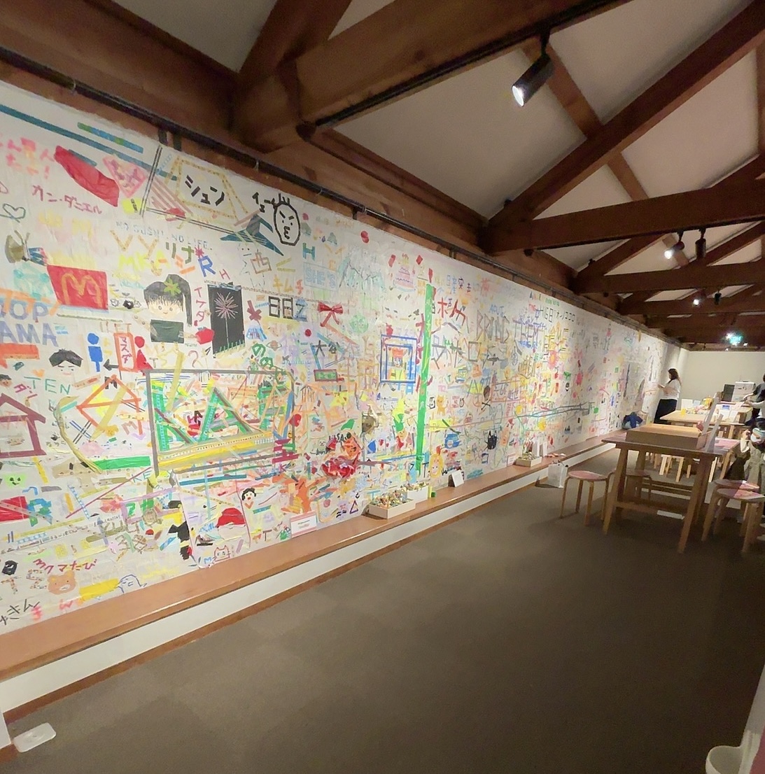 壁一面に広がる来場者によるテープアート