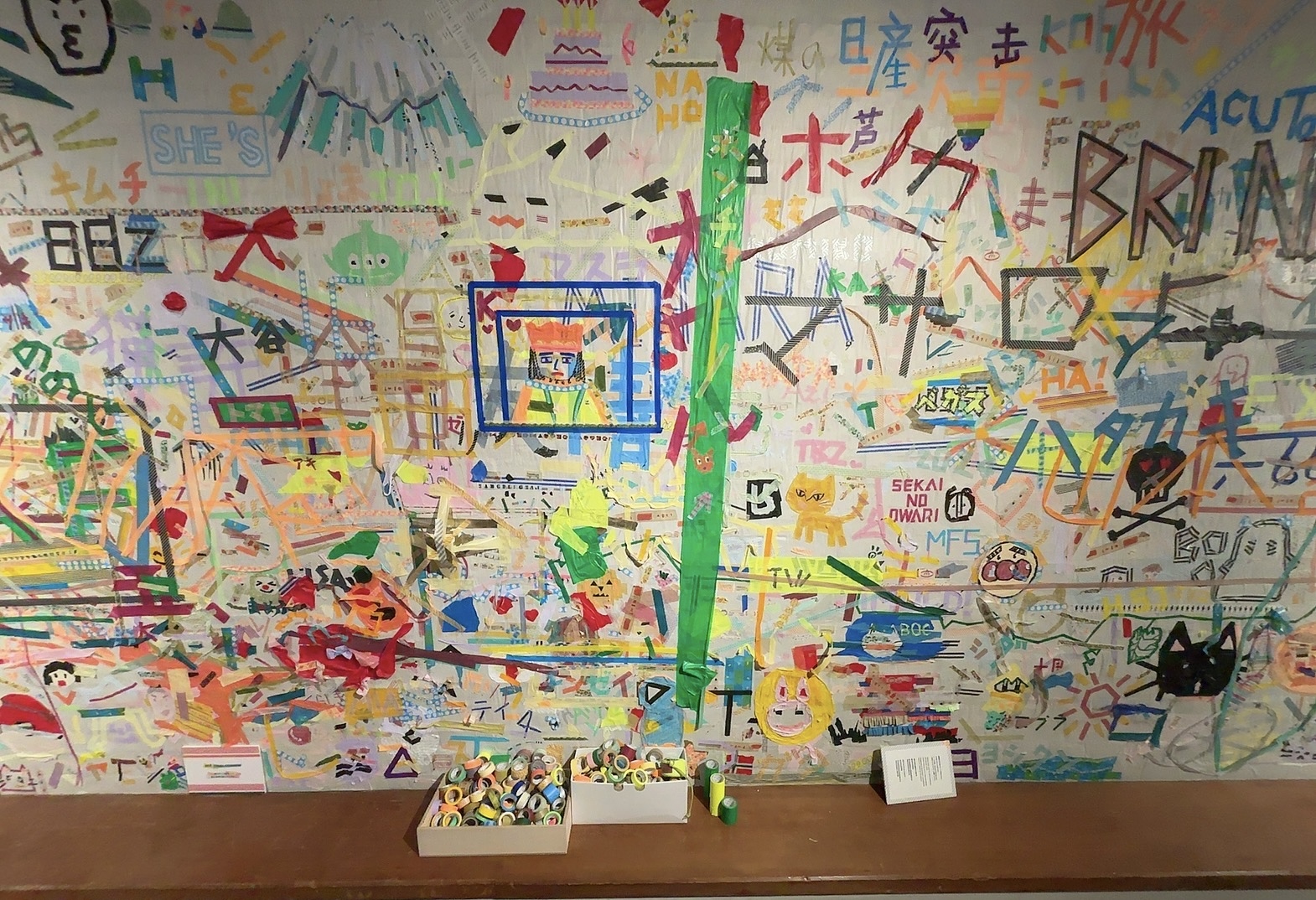 来場者によるテープアート