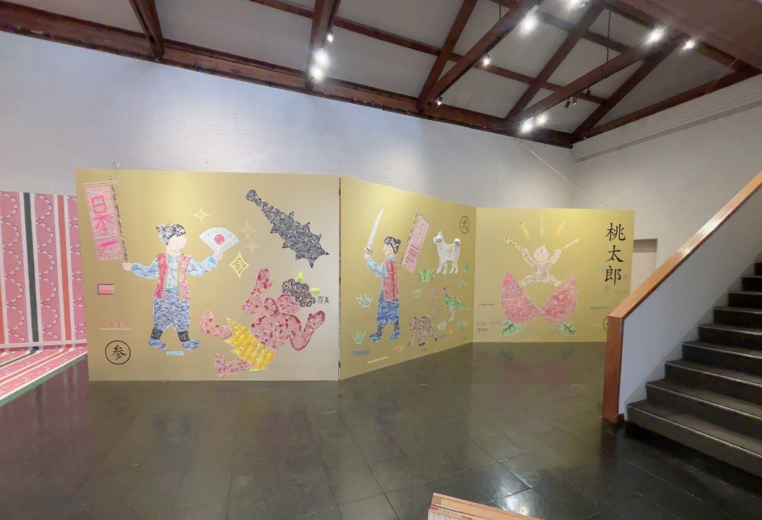 入ってすぐ目の前にあるテープでつくられた桃太郎のアート