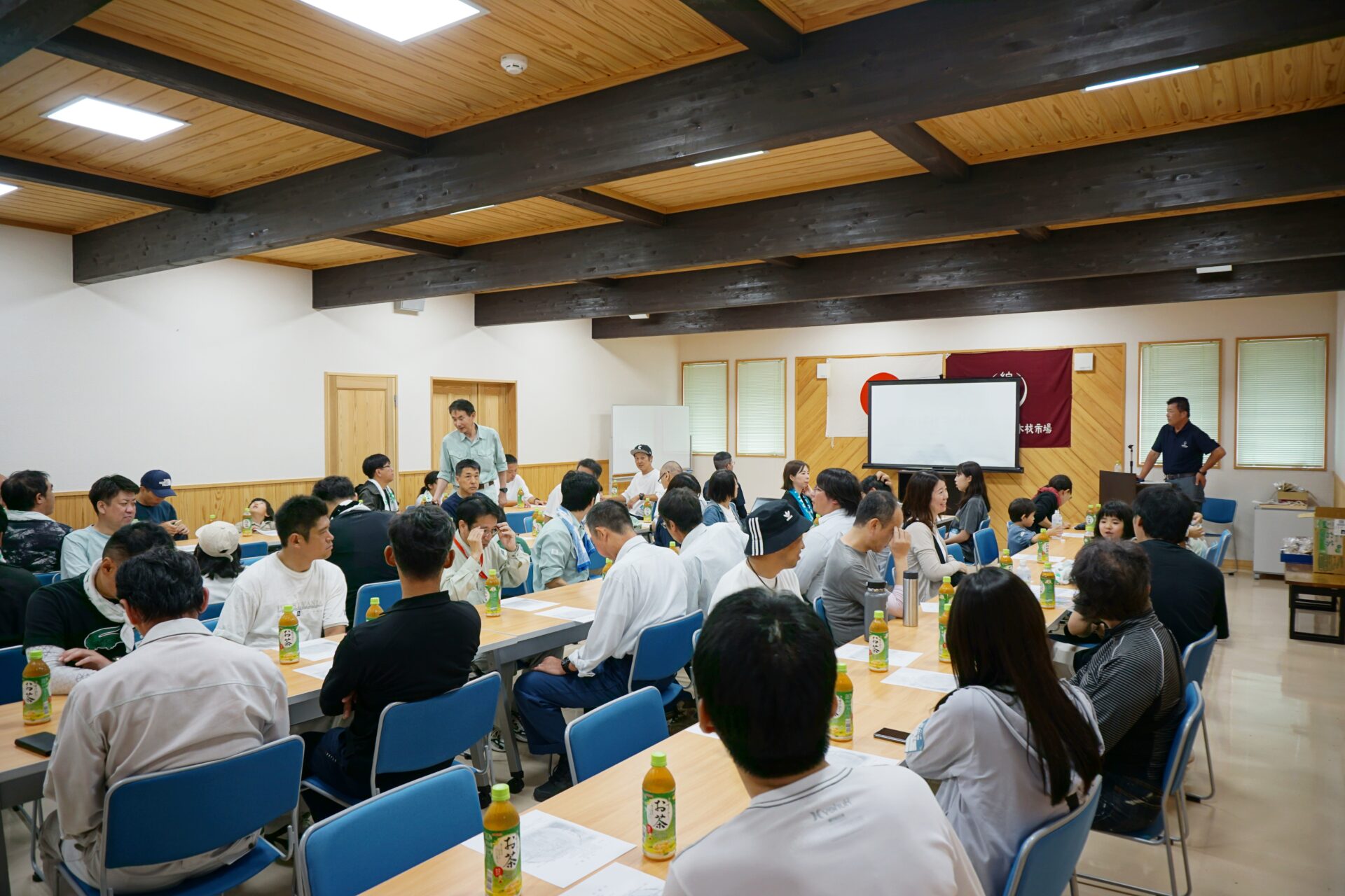 外の見学から今度は室内に移動し、株式会社津山綜合木材市場 取締役素材部長 赤堀 正明さんの講演会