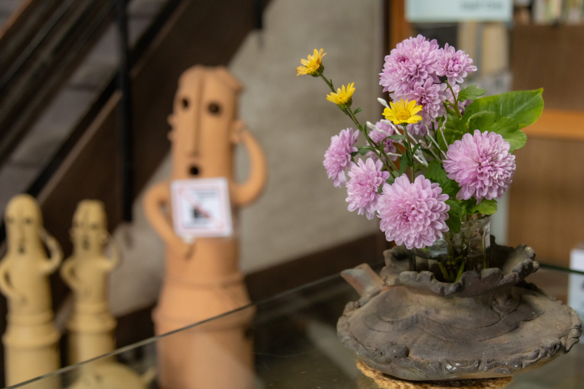 土器に活けられた花