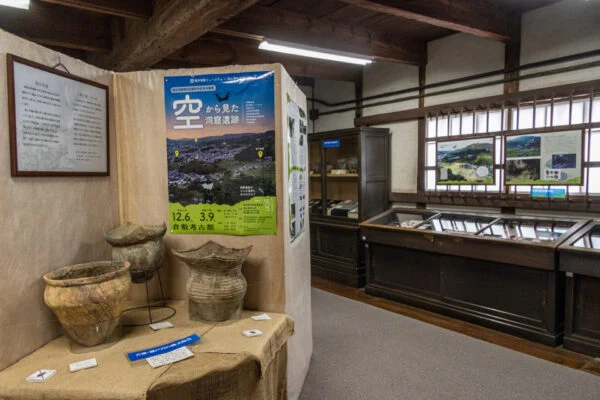 【3/9(日)まで開催】倉敷考古館 企画展「空から見た洞窟遺跡」〜 はるか旧石器時代の人々の営みに想いをはせて