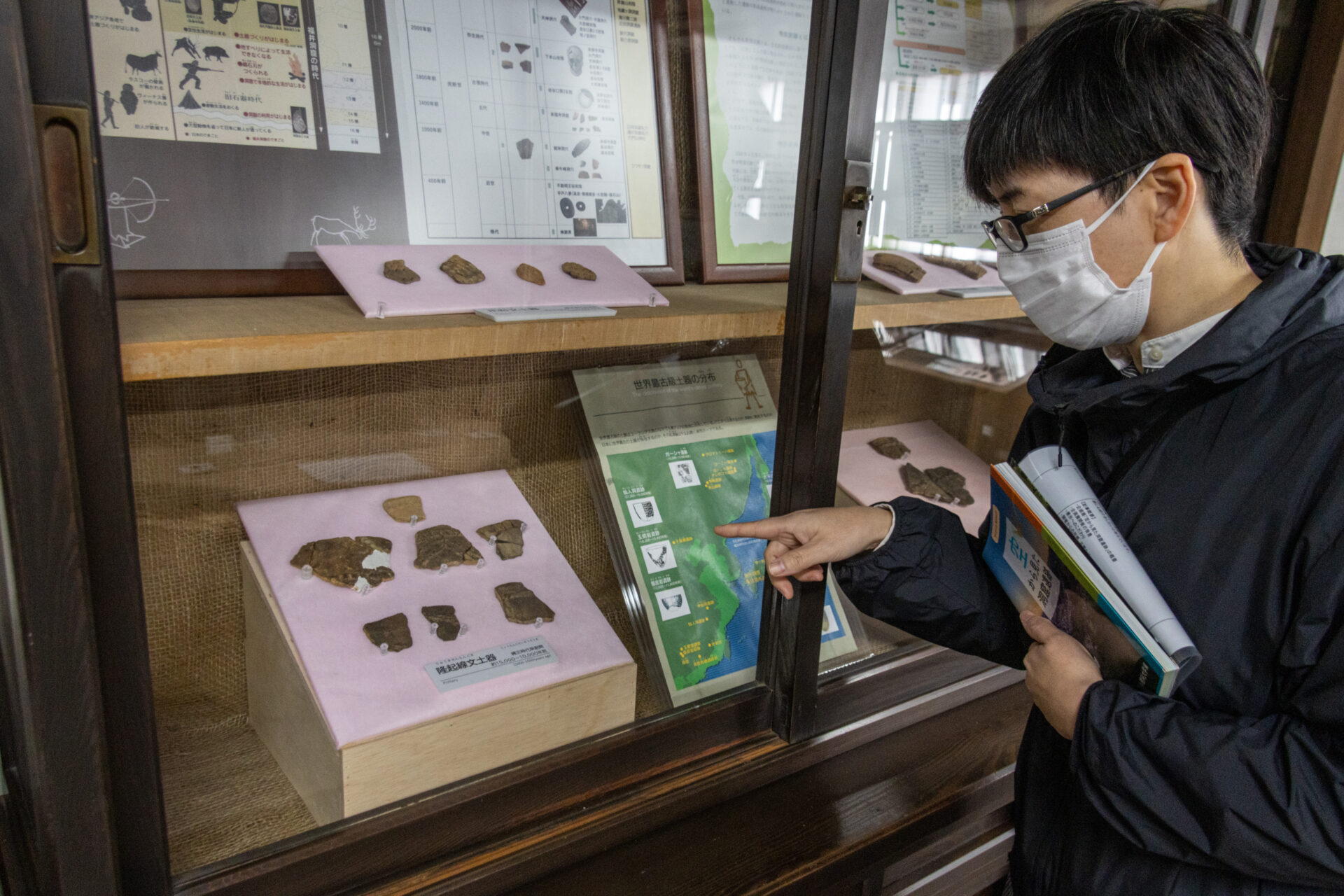 展示について説明する伴さん