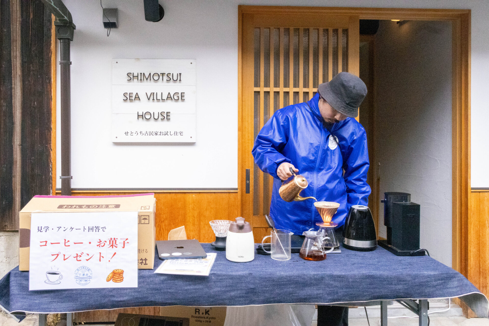 CALMA COFFE ROASTERSの濱田さんがコーヒーを淹れる