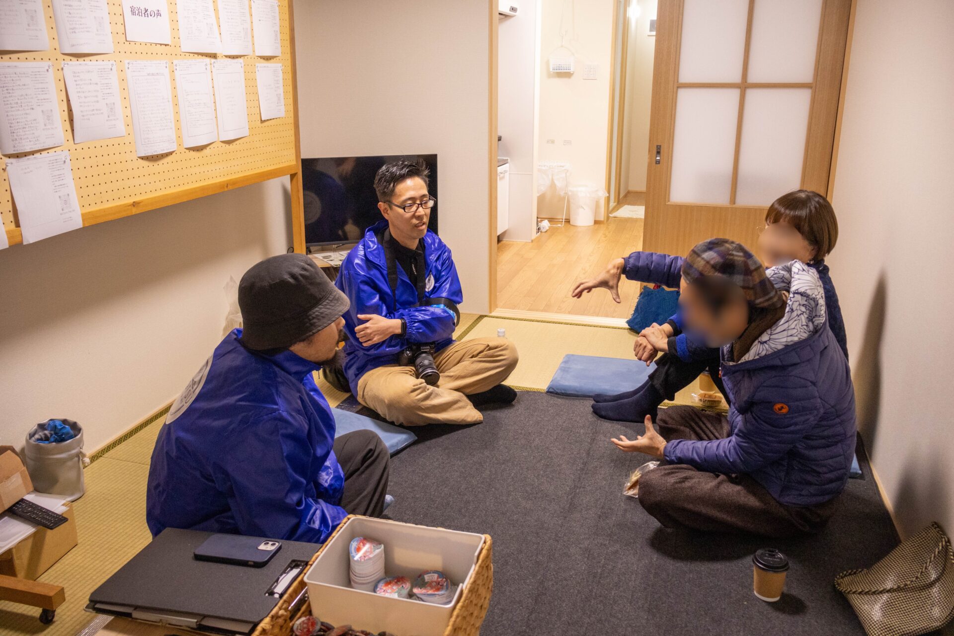 地元の人と交流する福川さん（写真左奥）