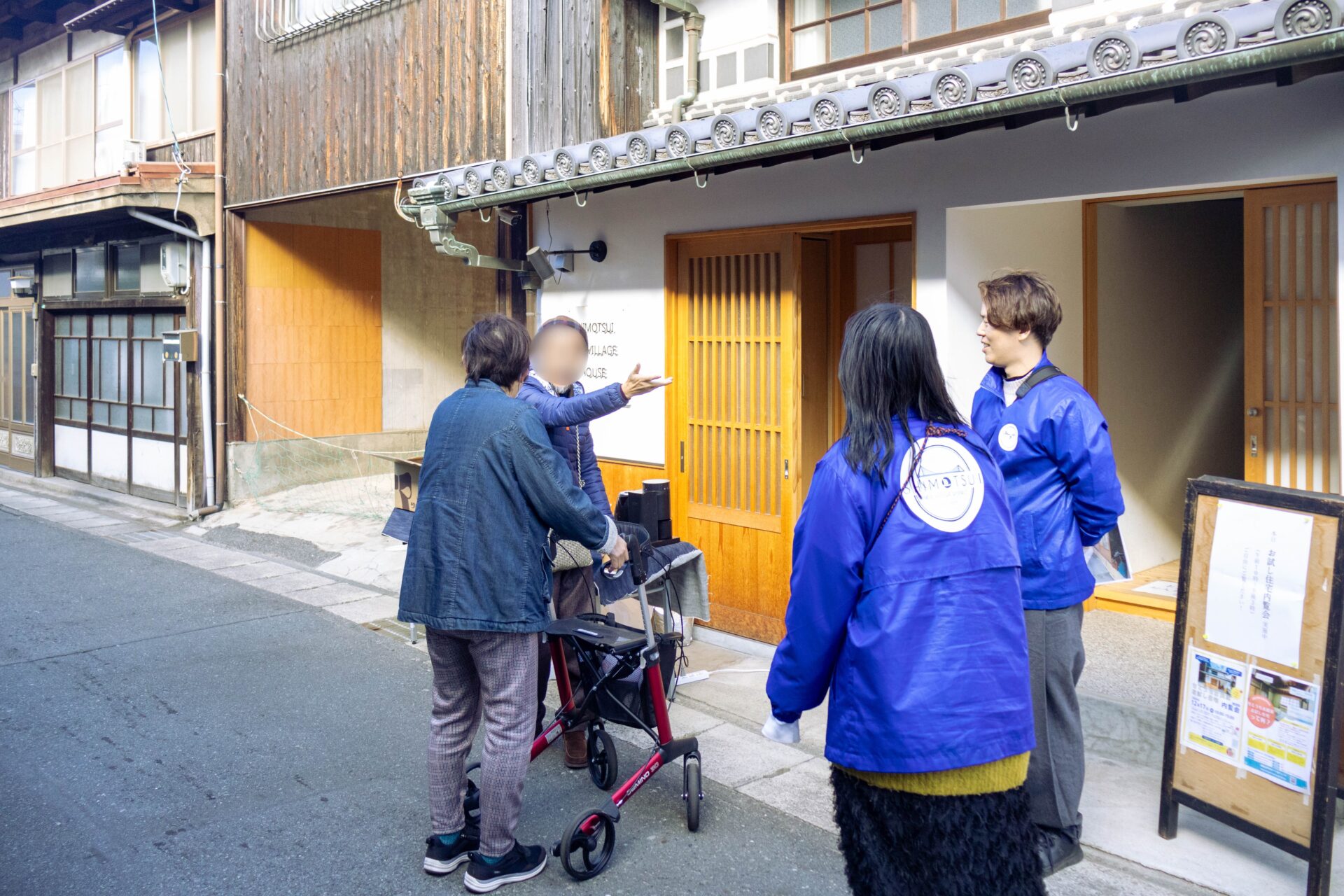 地元の人と話すスタッフ