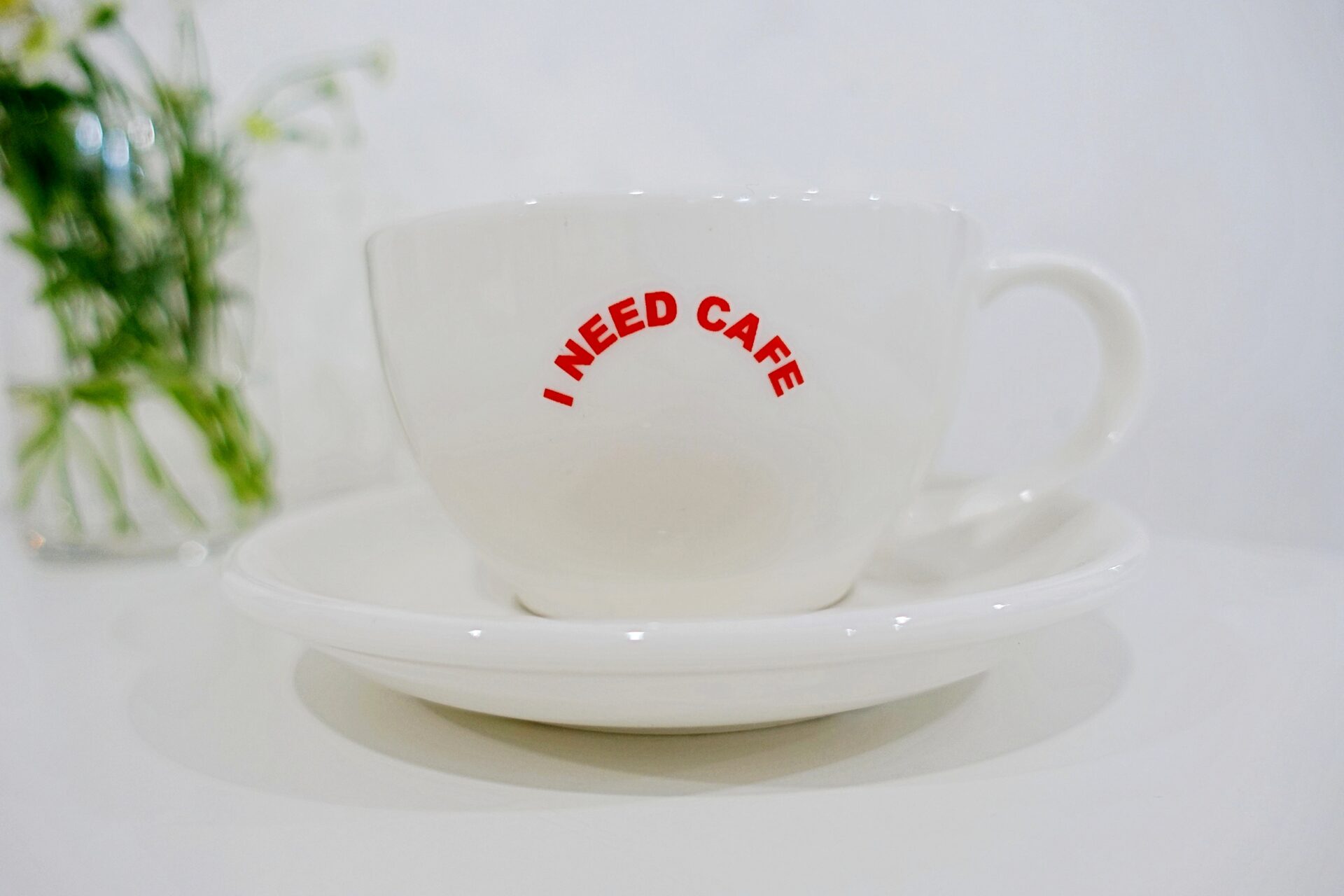 「I NEED CAFE」ロゴ入りカップ