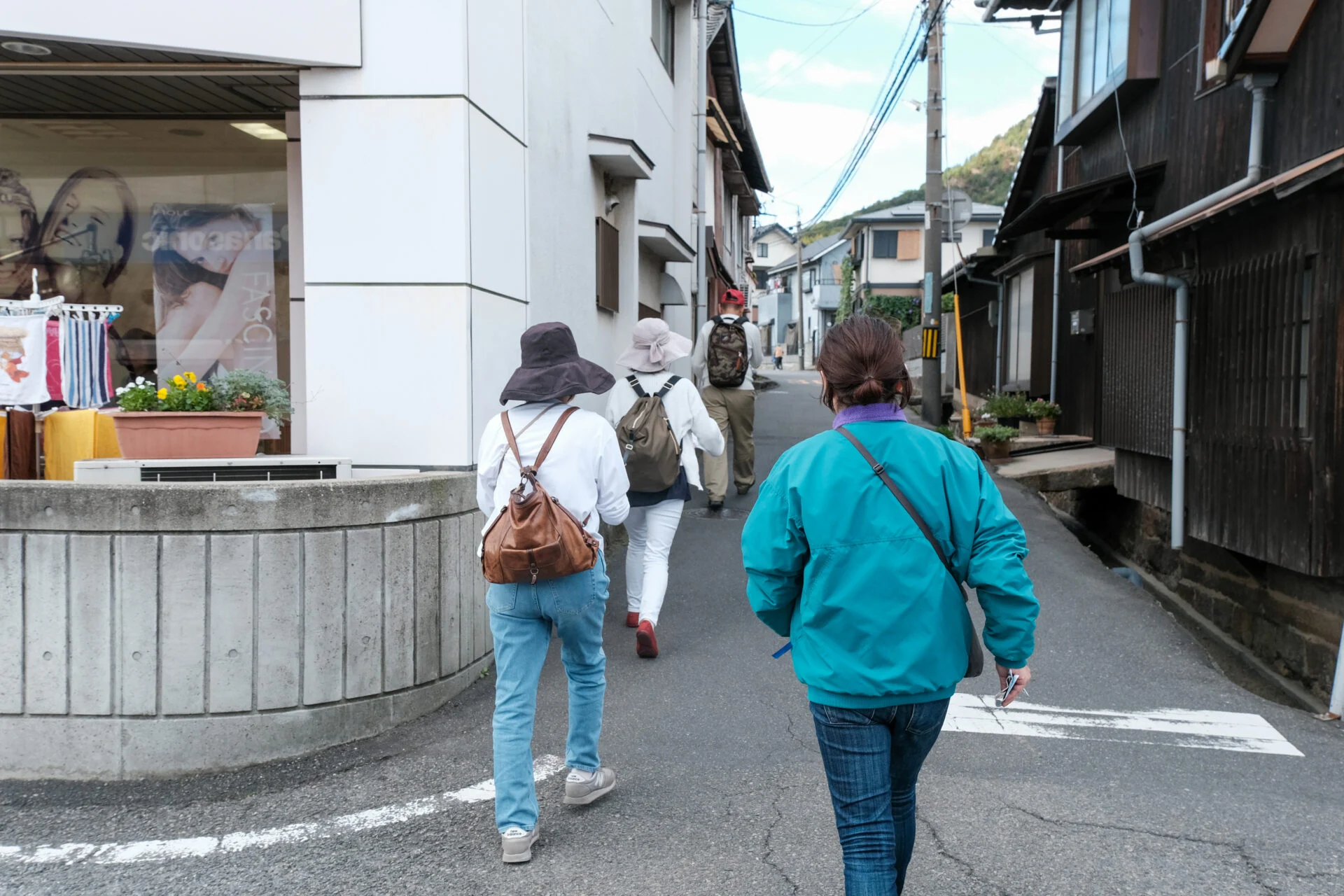 まちを歩く参加者