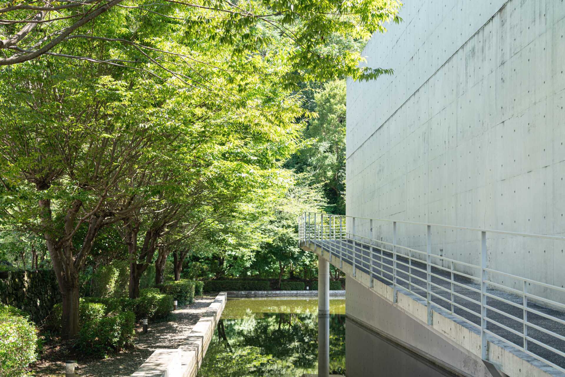 高梁市成羽美術館のアプローチ