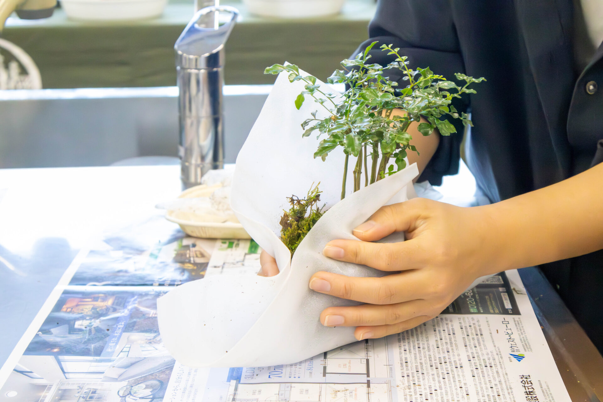 苔で包む作業