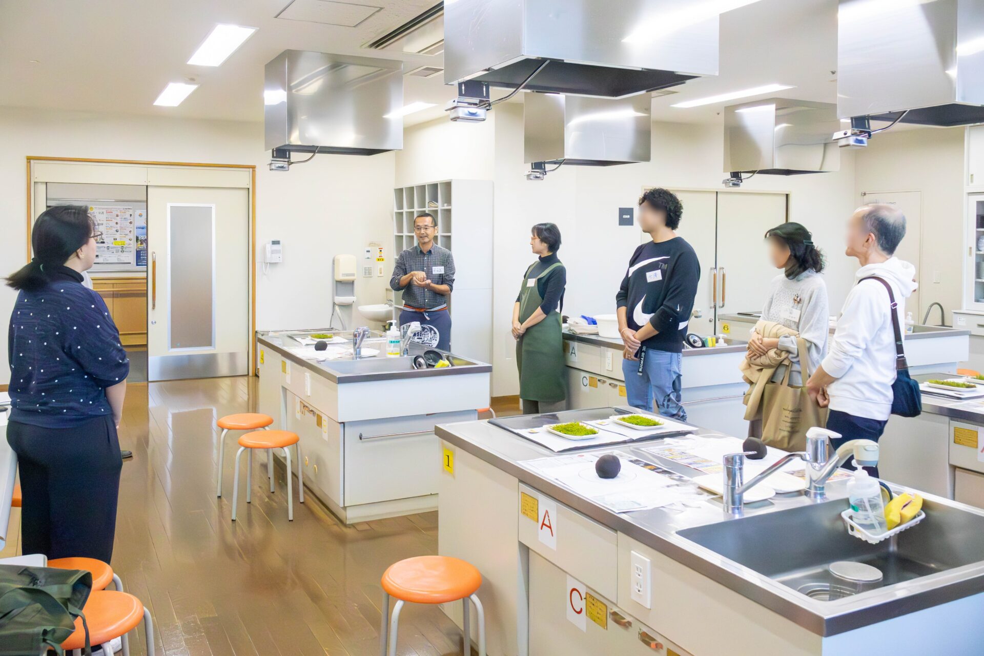 自己紹介をする参加者たち