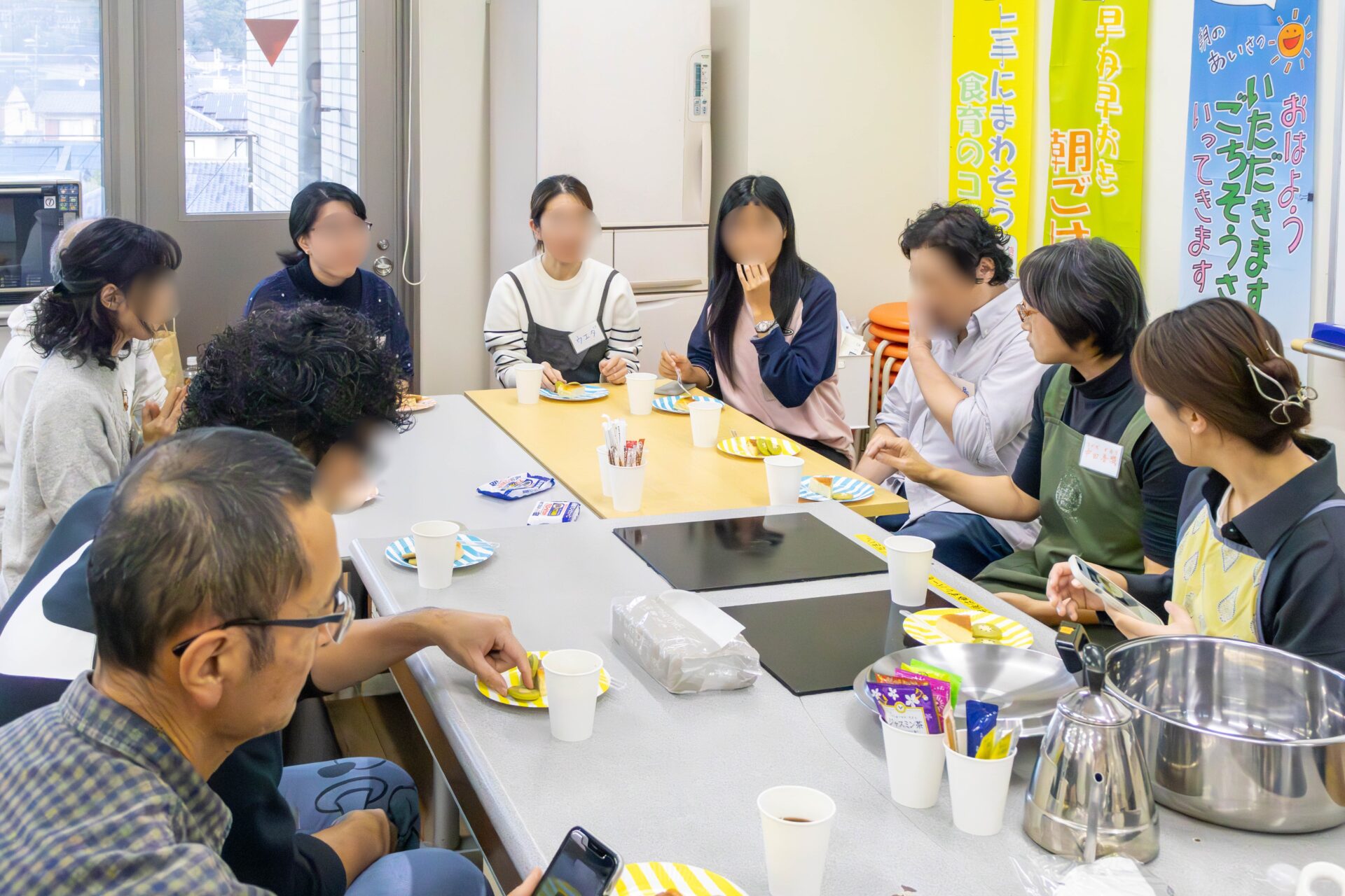 おやつを食べながら談笑する交流タイム