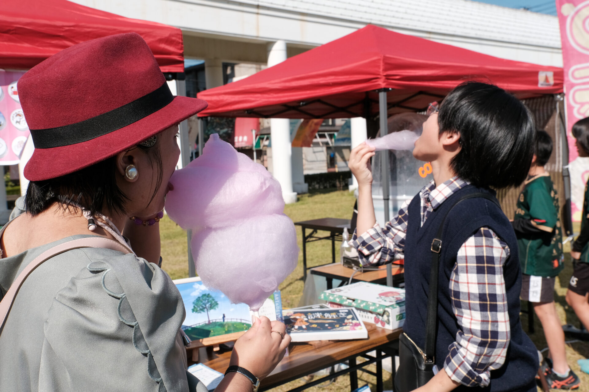 綿菓子を食べながら語り合う来場者