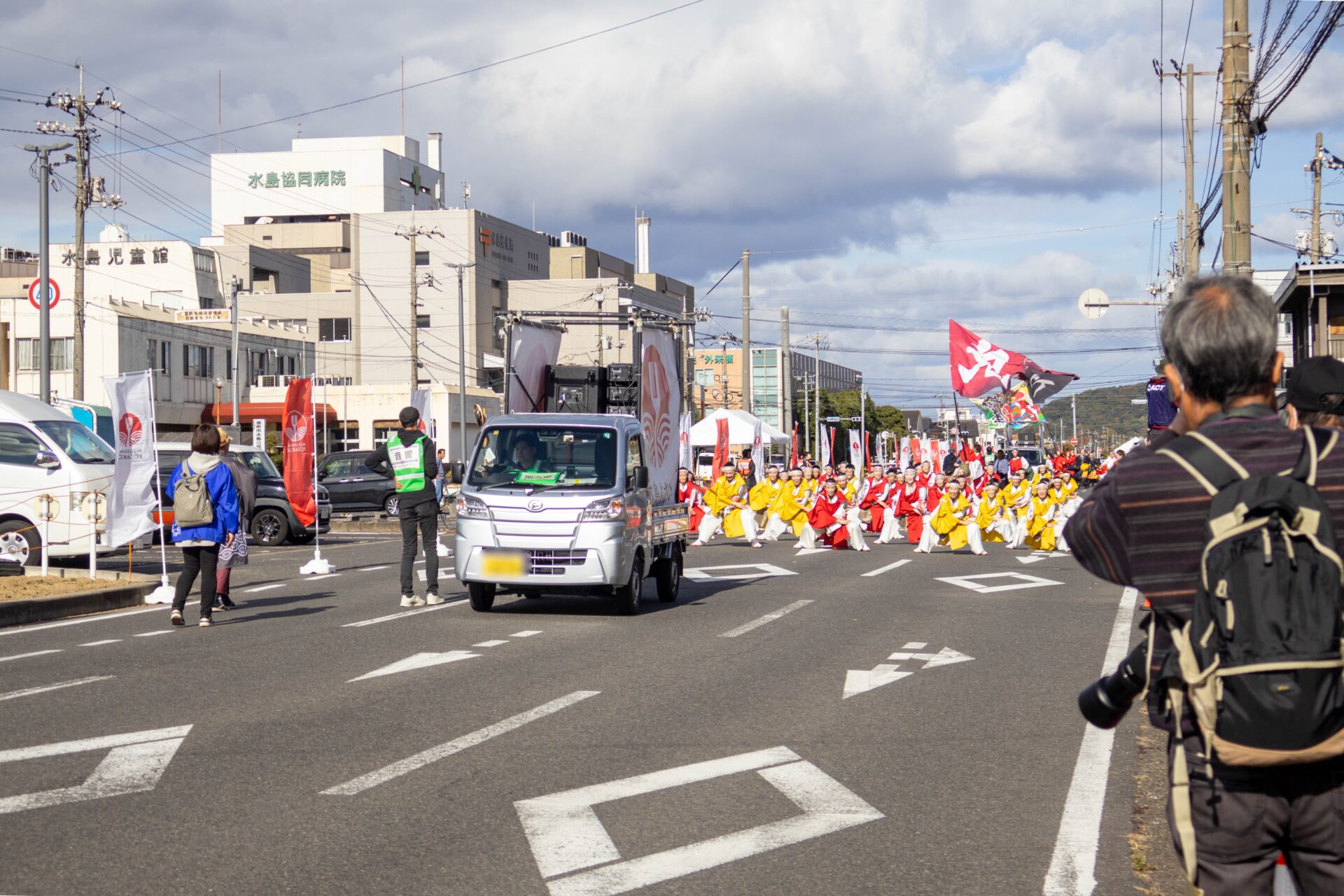 八間川通りで披露されているよさこい