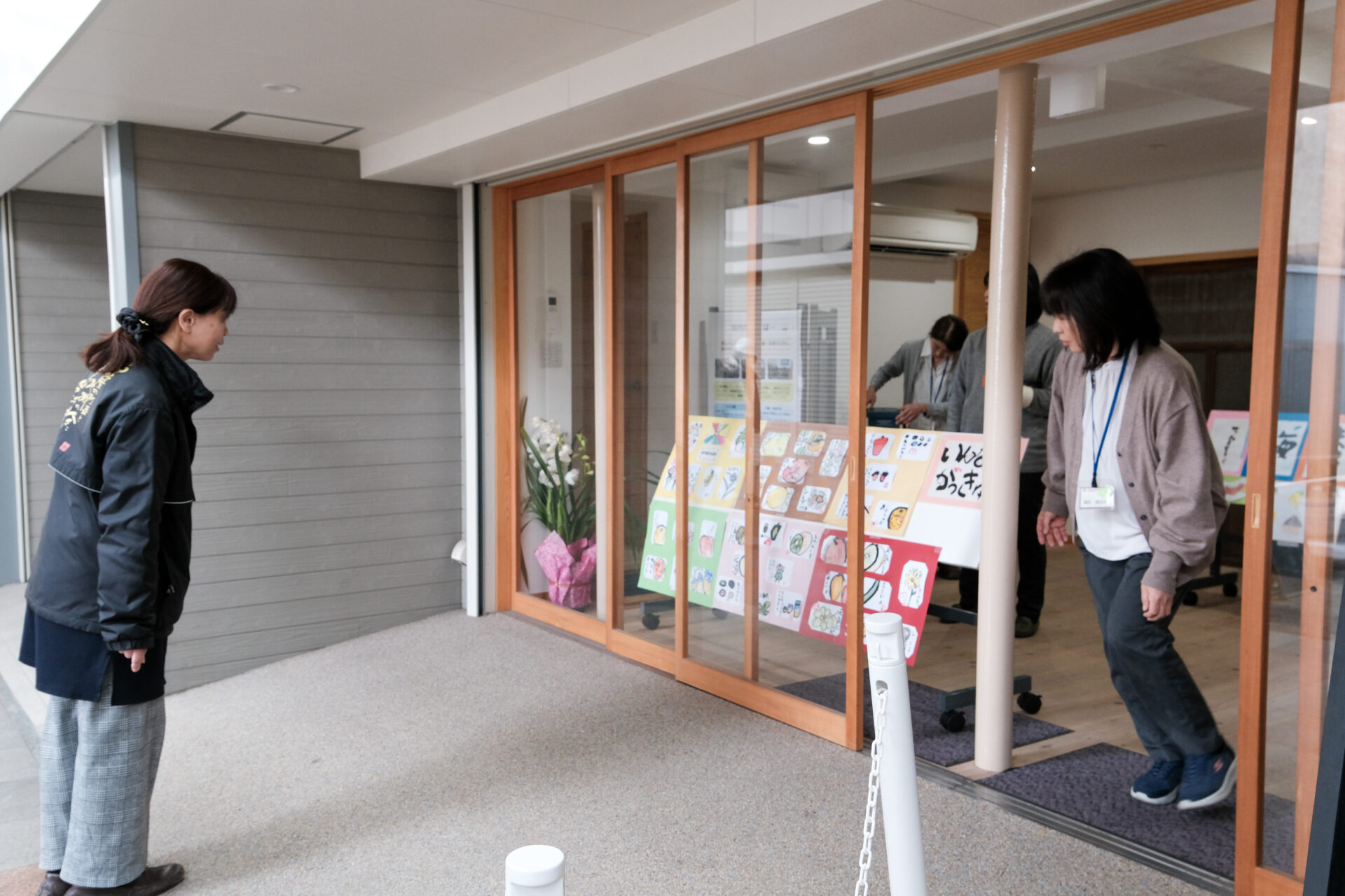 作品を展示する教員