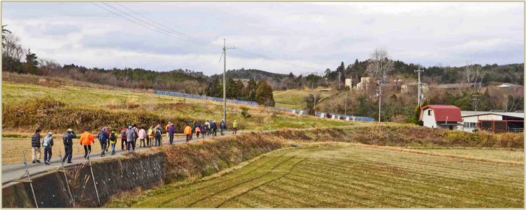 美星町の徳山牧場前のとと道を歩く 写真提供:備中とと道トレイル推進協議会
