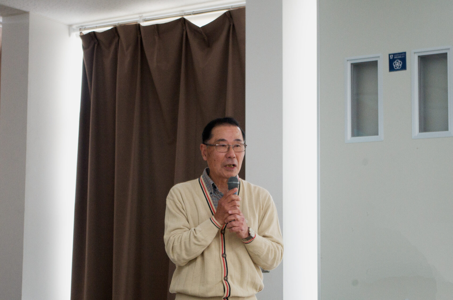 体験談を語る岩長さん