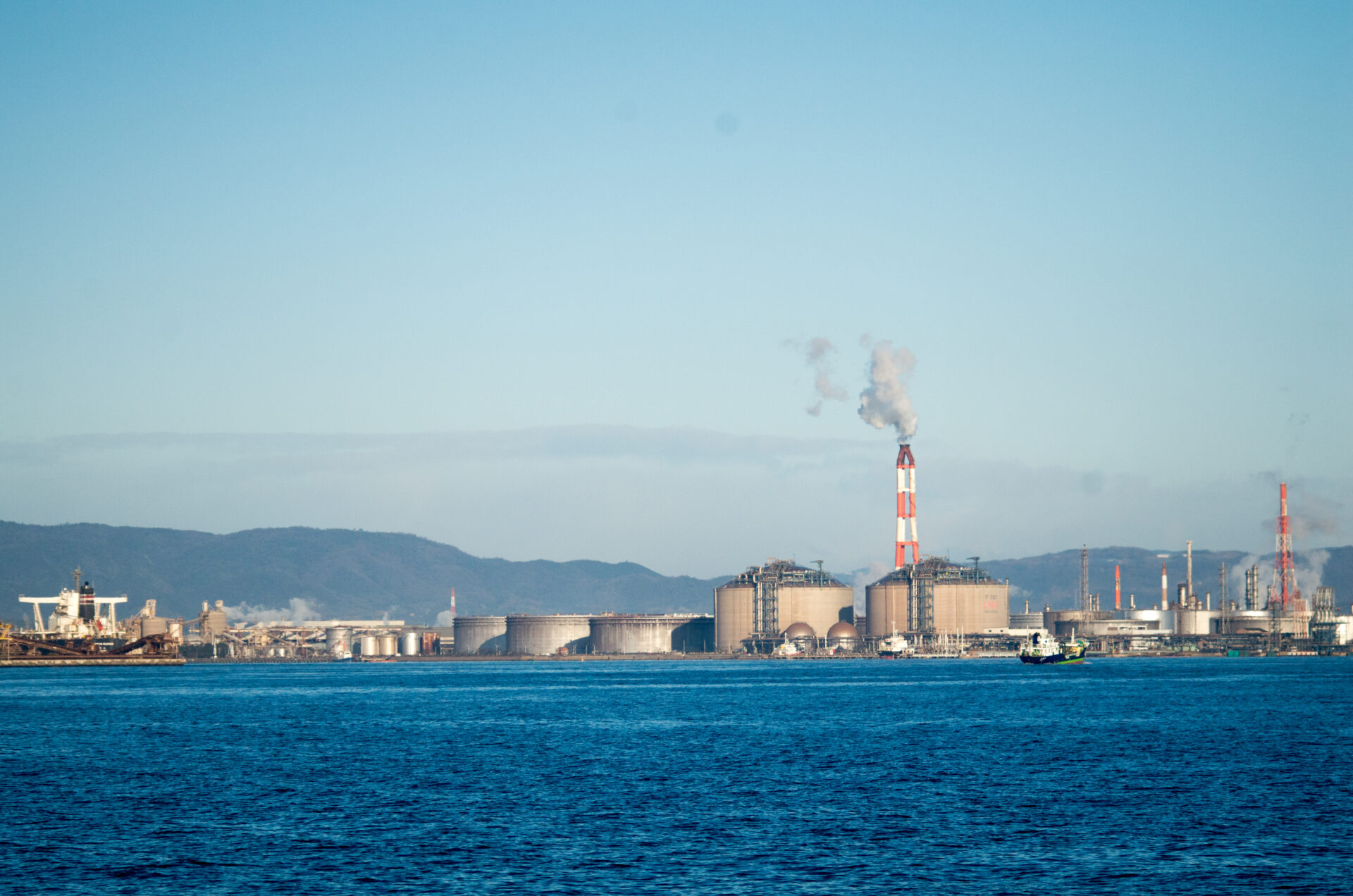 三菱石油水島製油所石油流出事故が発生した付近を対岸から撮影