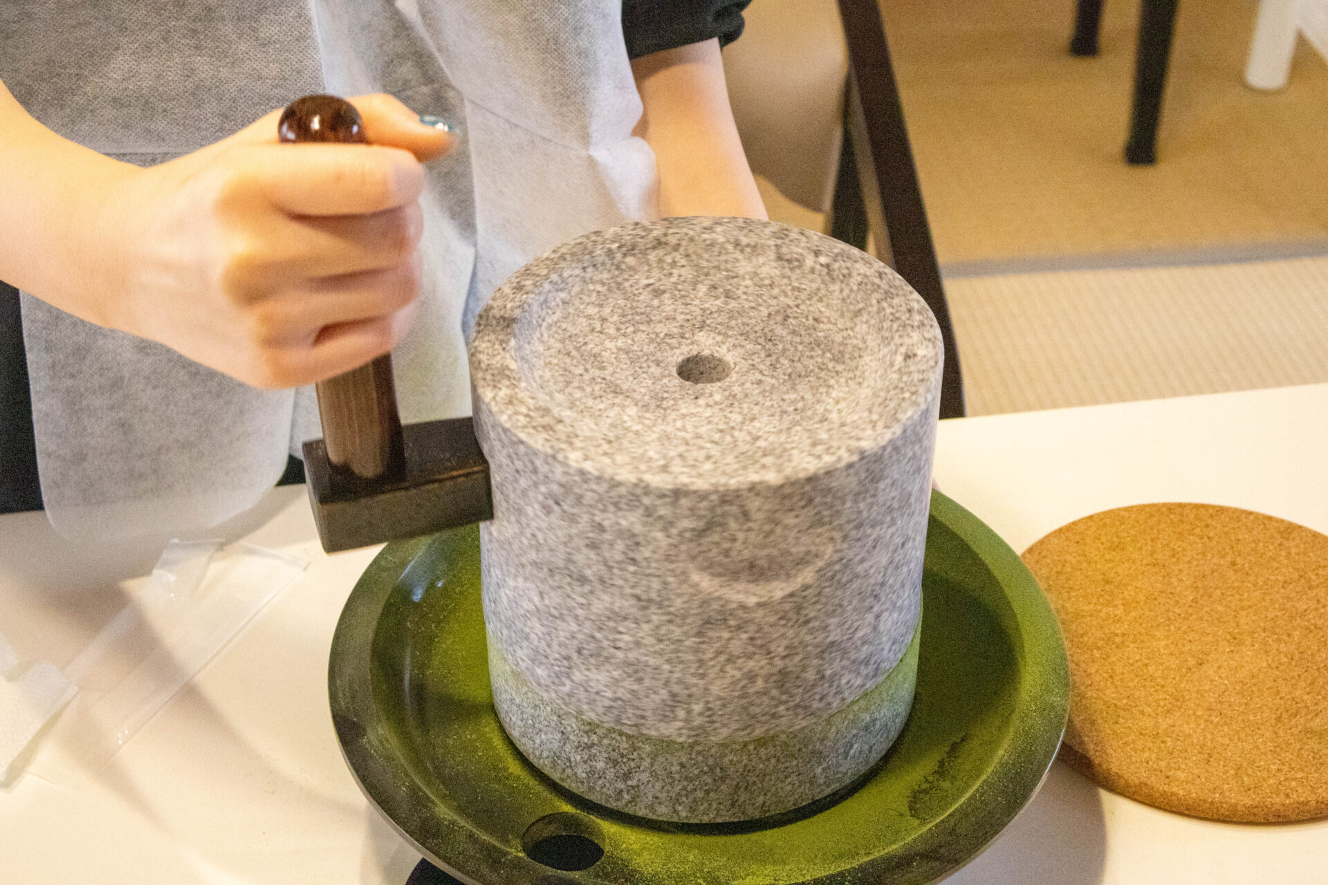 石臼で抹茶を挽く体験