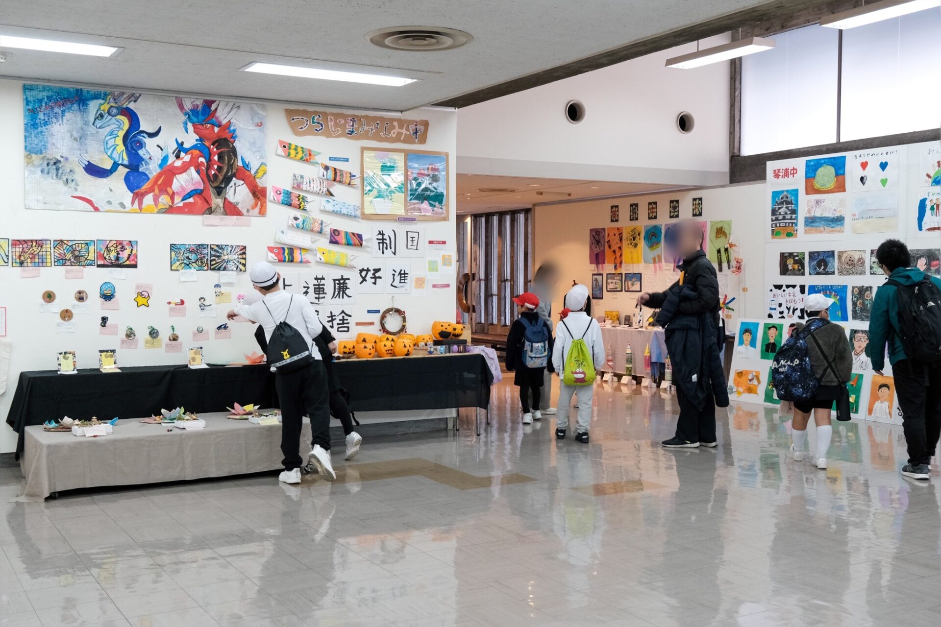 作品鑑賞をする小学生