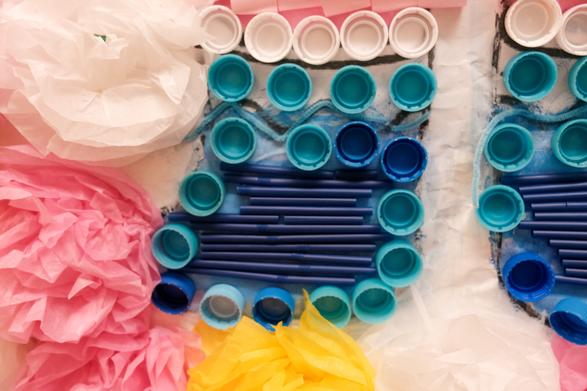 プラスチック製品を紙に貼り付けている部分
