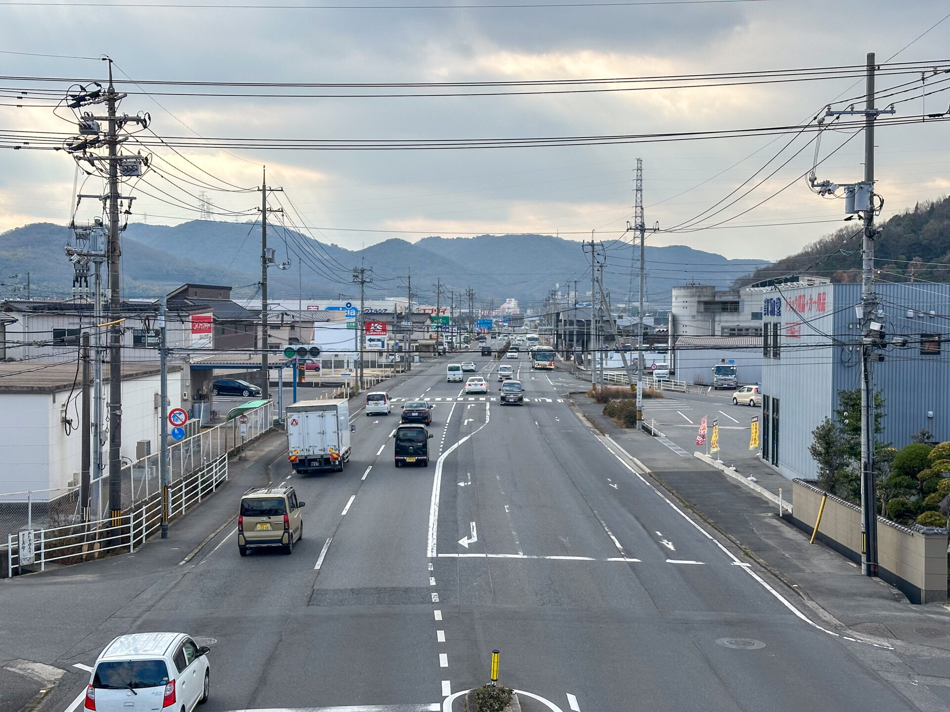 近くを走る幹線道路（県道21号岡山児島線）交通量は多く、ロードサイド店舗が立ち並ぶ