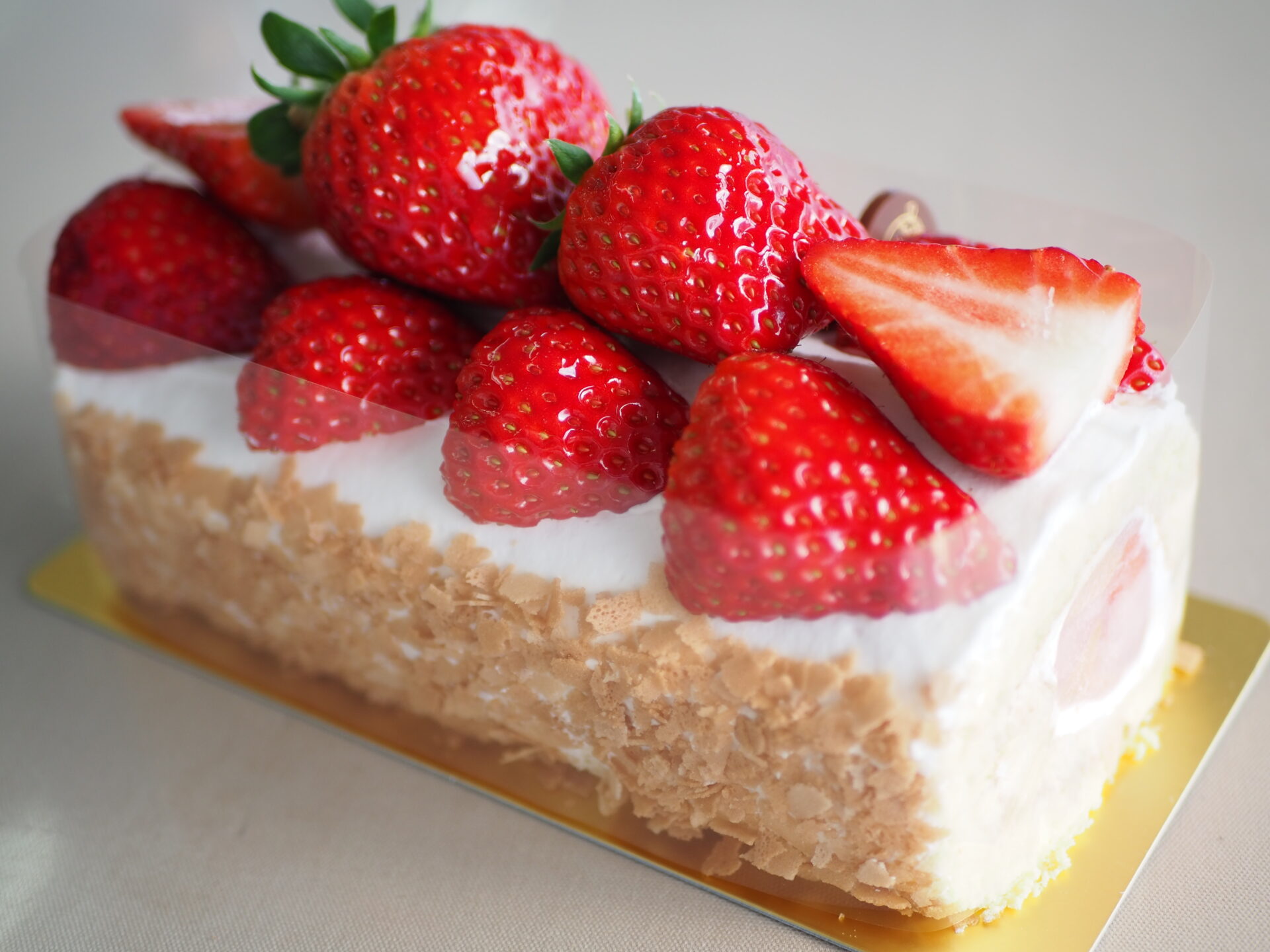 完熟いちごのロールケーキ 1日限定30本 2,199円(税込)
