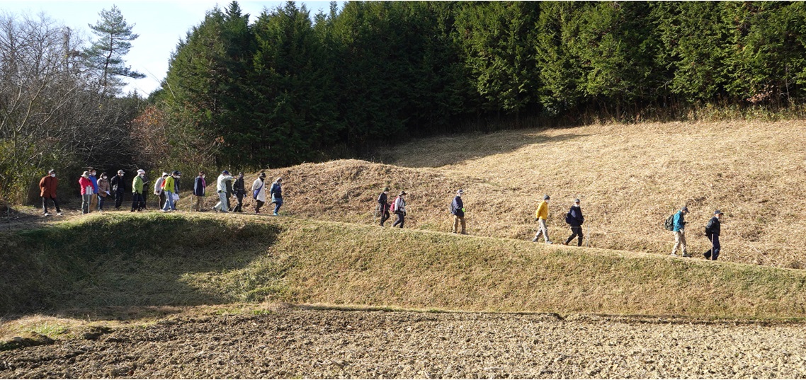 あずきもち出口から神田峠へとを下るウォーカー 写真提供:備中とと道トレイル推進協議会