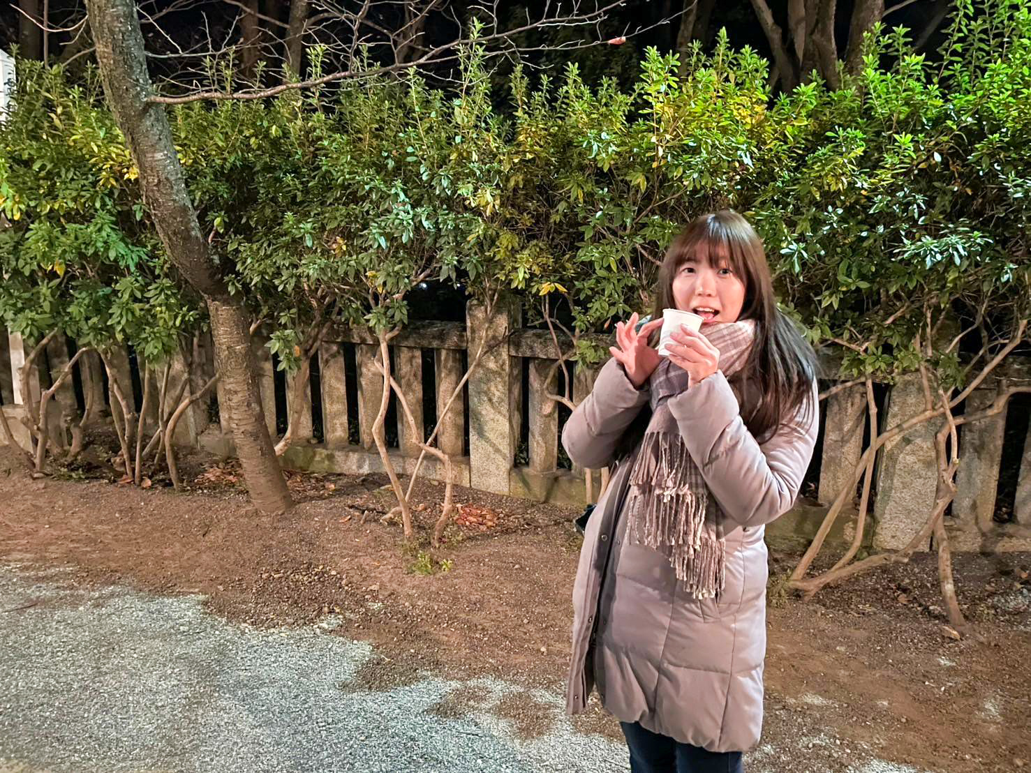 日本酒を戴く筆者（高石真梨子）
