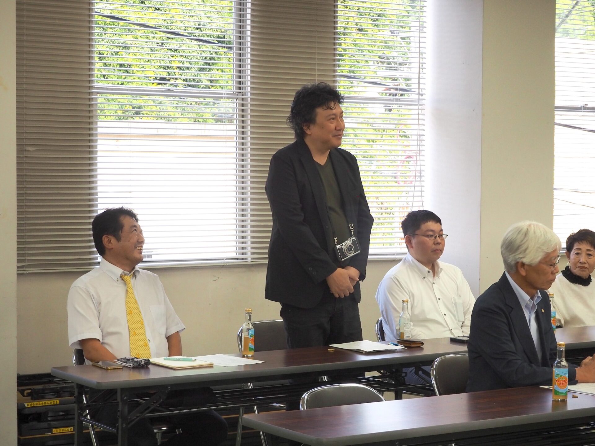 笠岡市地域おこし協力隊の山本周史さん(中央) 笠岡市地域おこし協力隊の金藤光路さん(左端)