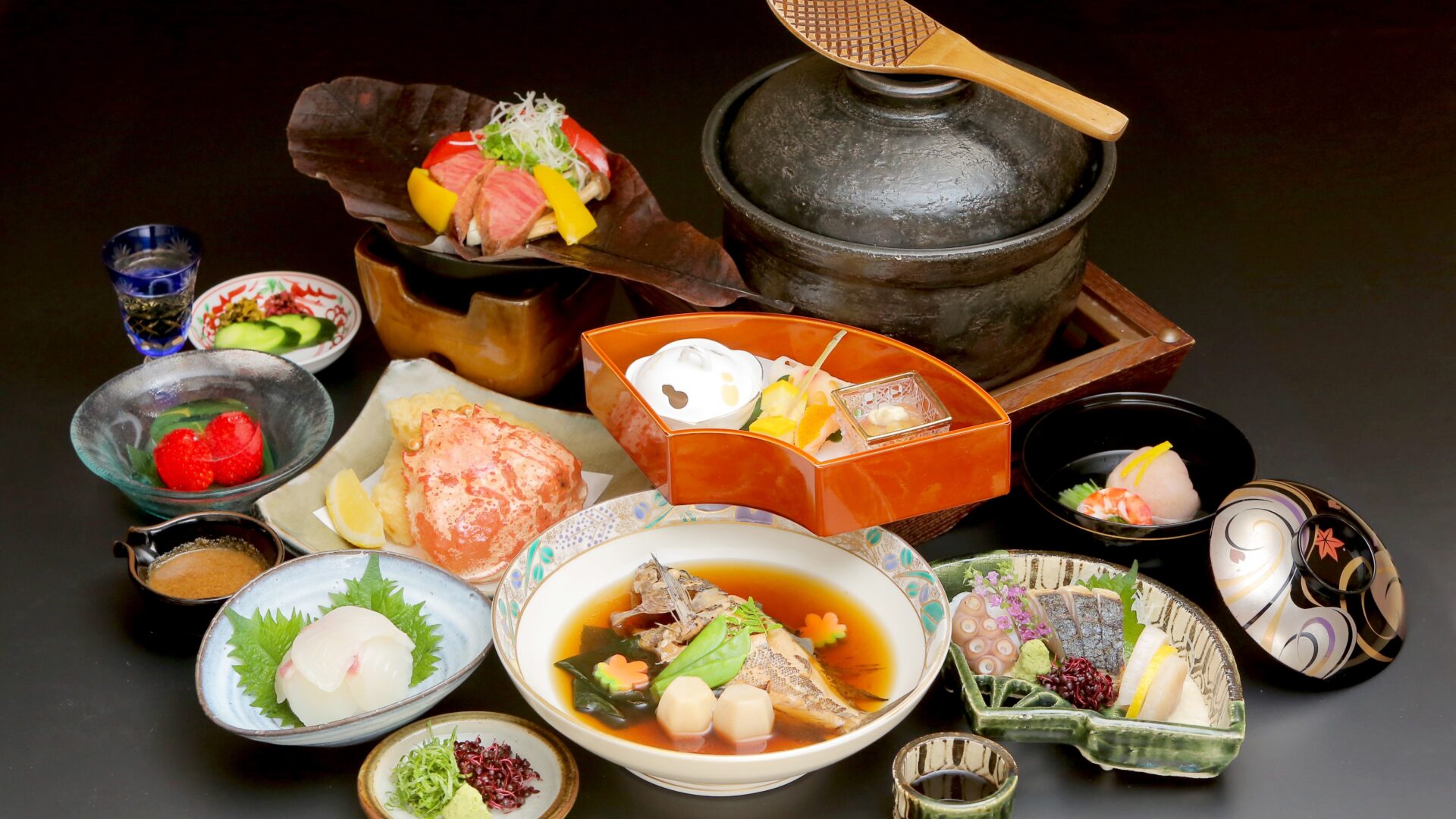 通常部屋食会席料理（写真提供：料理旅館鶴形）