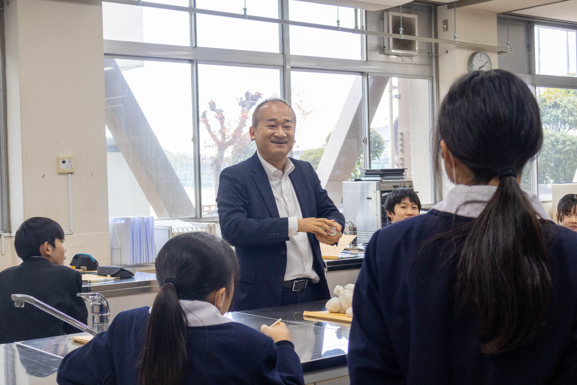 質疑応答をする株式会社ふるいちの社長