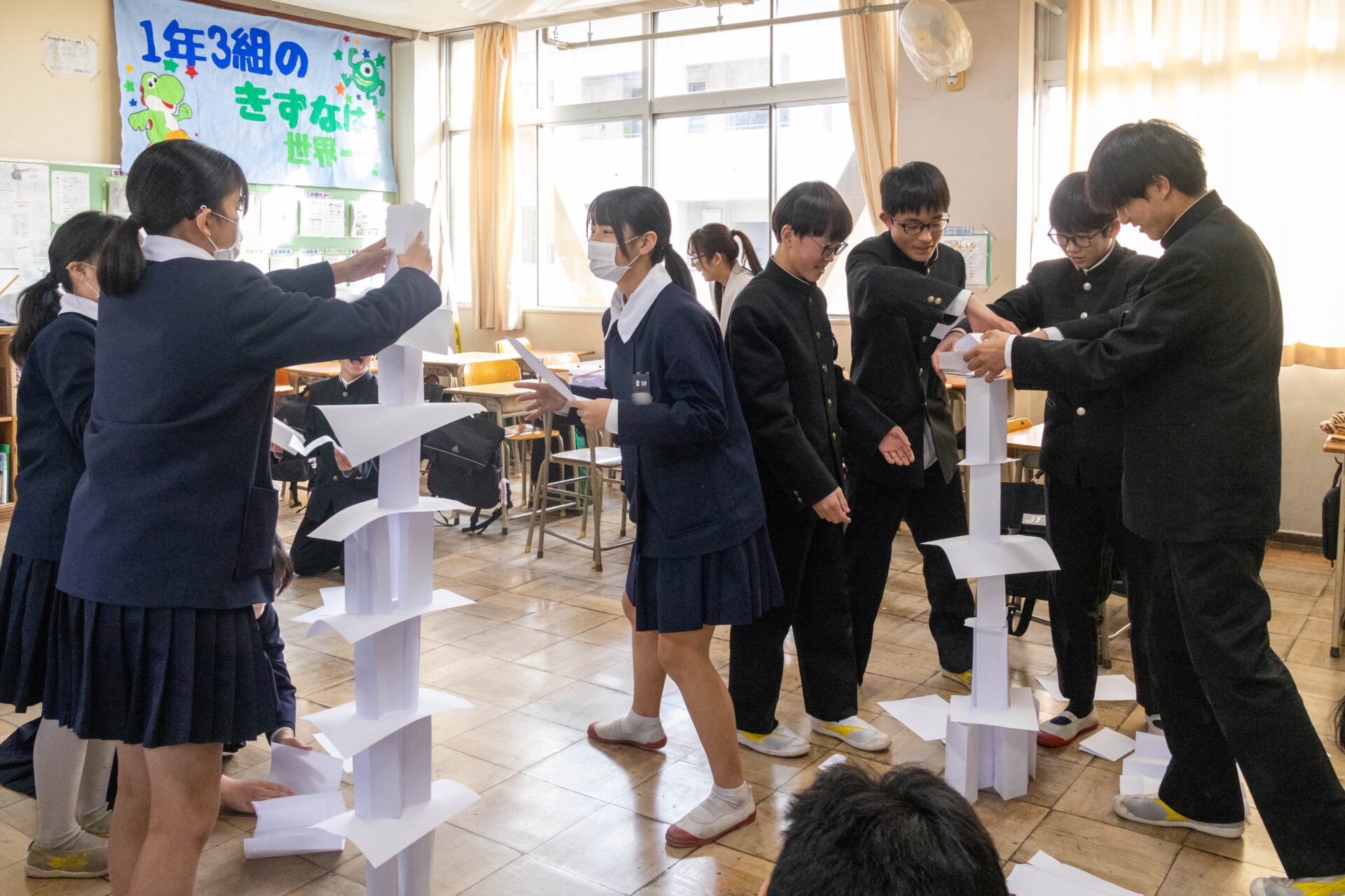 タワーを作る生徒