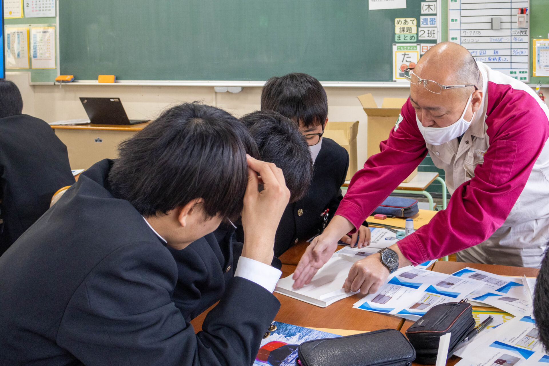 レクチャーを受ける生徒